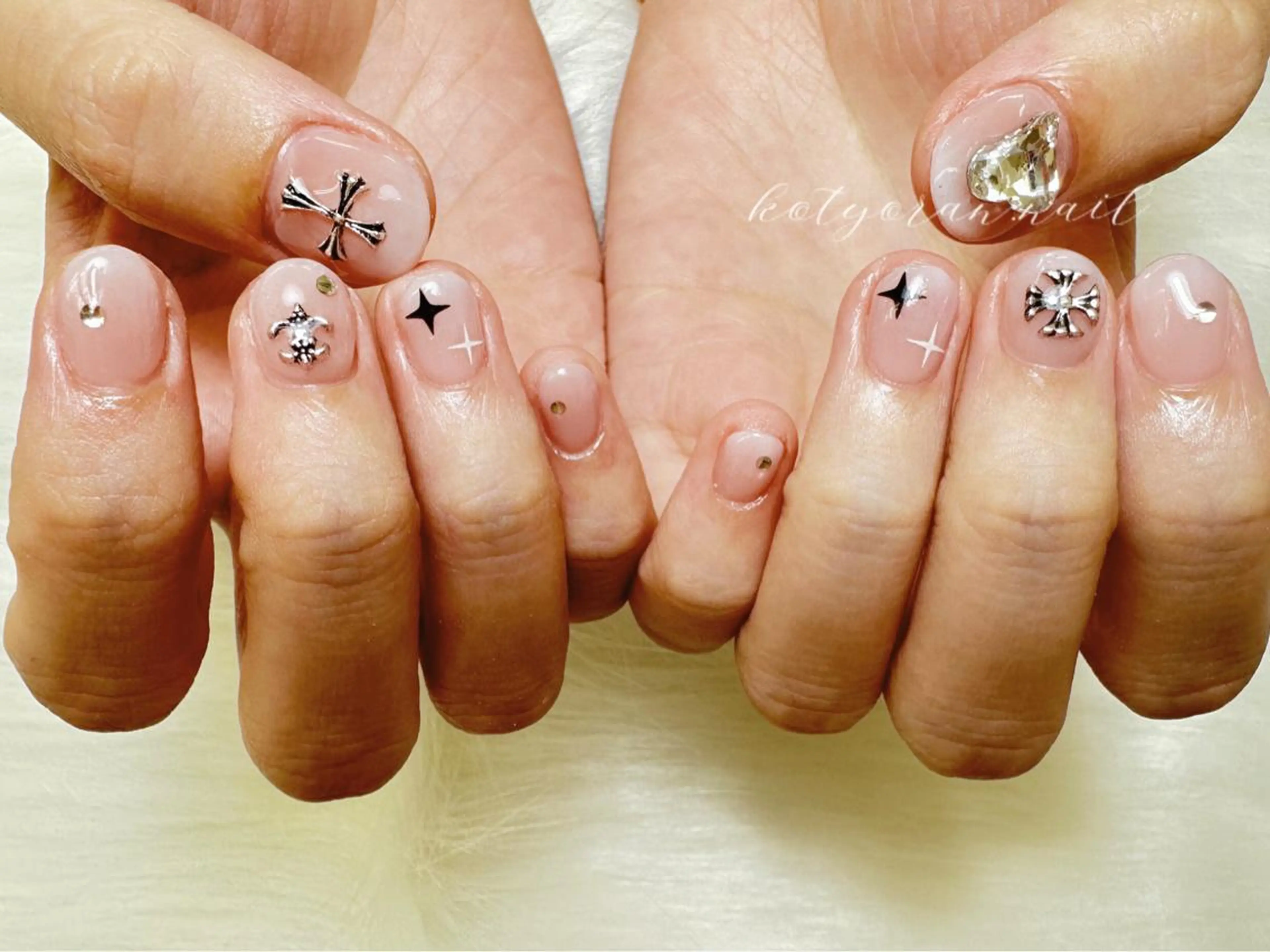 ショート カラー パーマ ヘアアレンジ キッズ ネイル マツエク・マツパ アイブロウ ハンドネイル Mona【パラジェル ・長さ出し専門店】のネイルデザイン