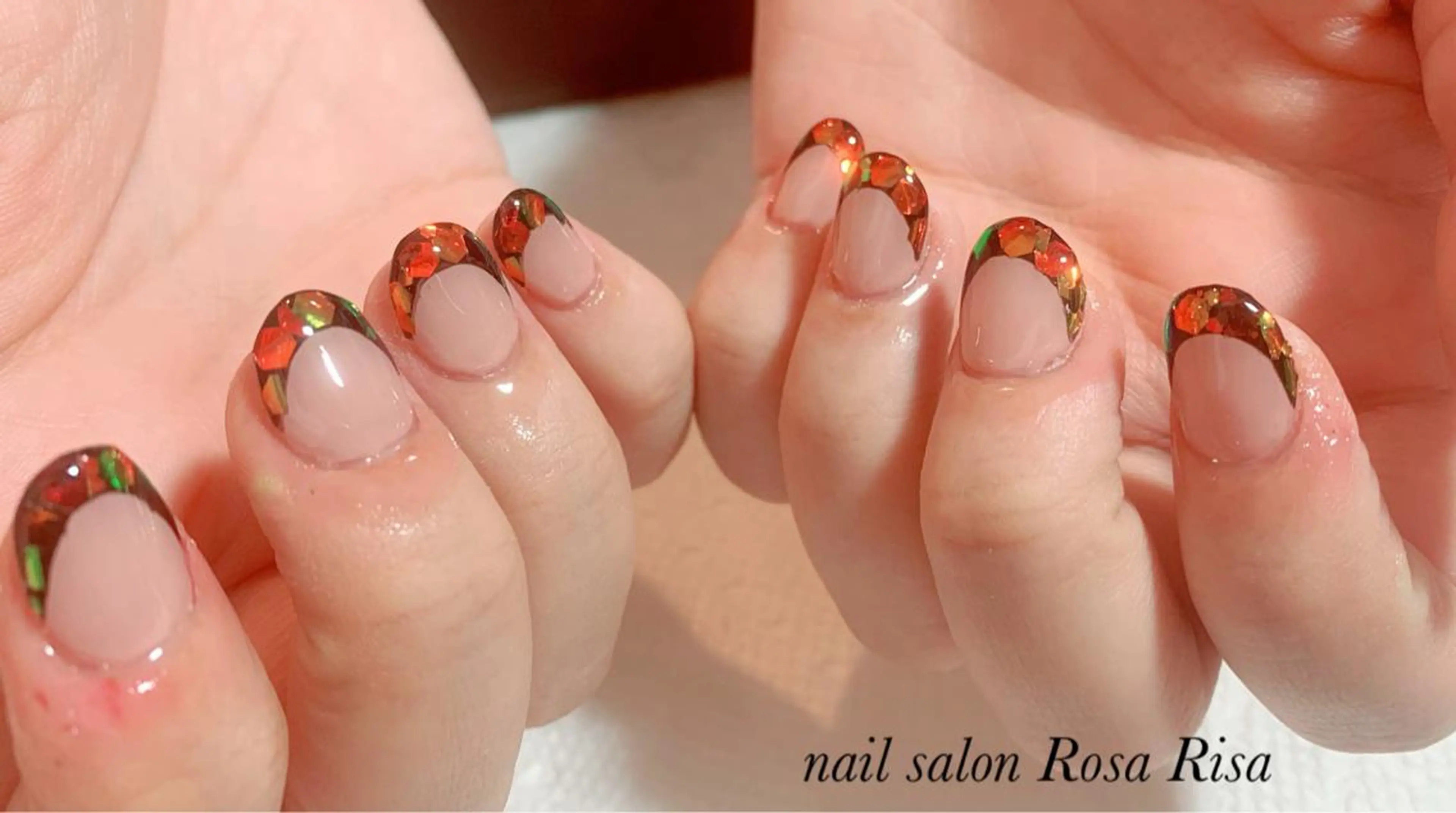ミディアム ネイル グリーン オレンジ ネイルスタジオ シェイクユアハンズのネイルデザイン