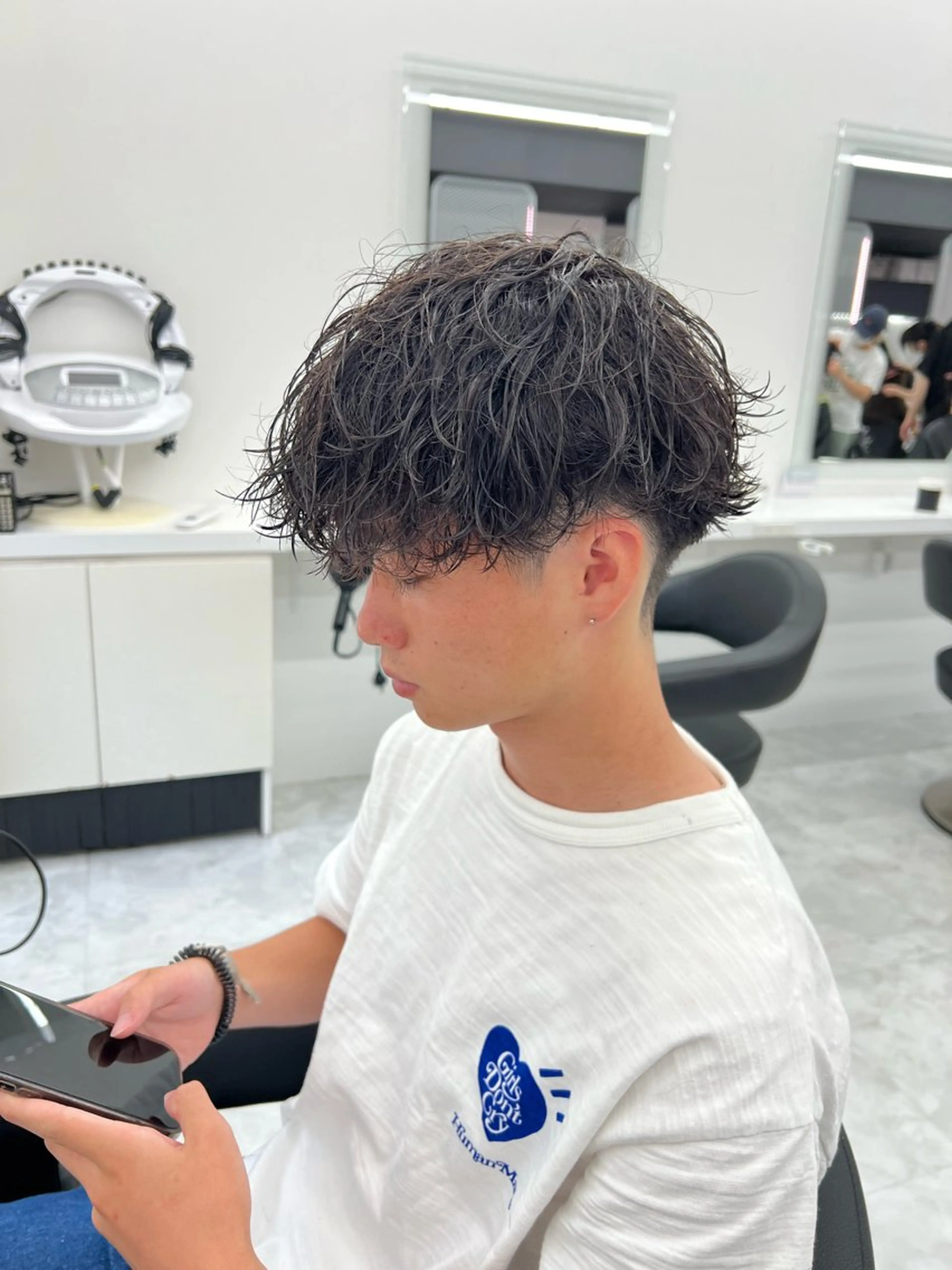 ミディアム パーマ メンズ ミディアムパーマ センターパート メンズ韓国風 韓国マッシュ マッシュウルフ カット ヘアカラー トリートメント ヘッドスパ ヘアセット トレンド/レイヤー うる艶🪞CANDYのヘアスタイル