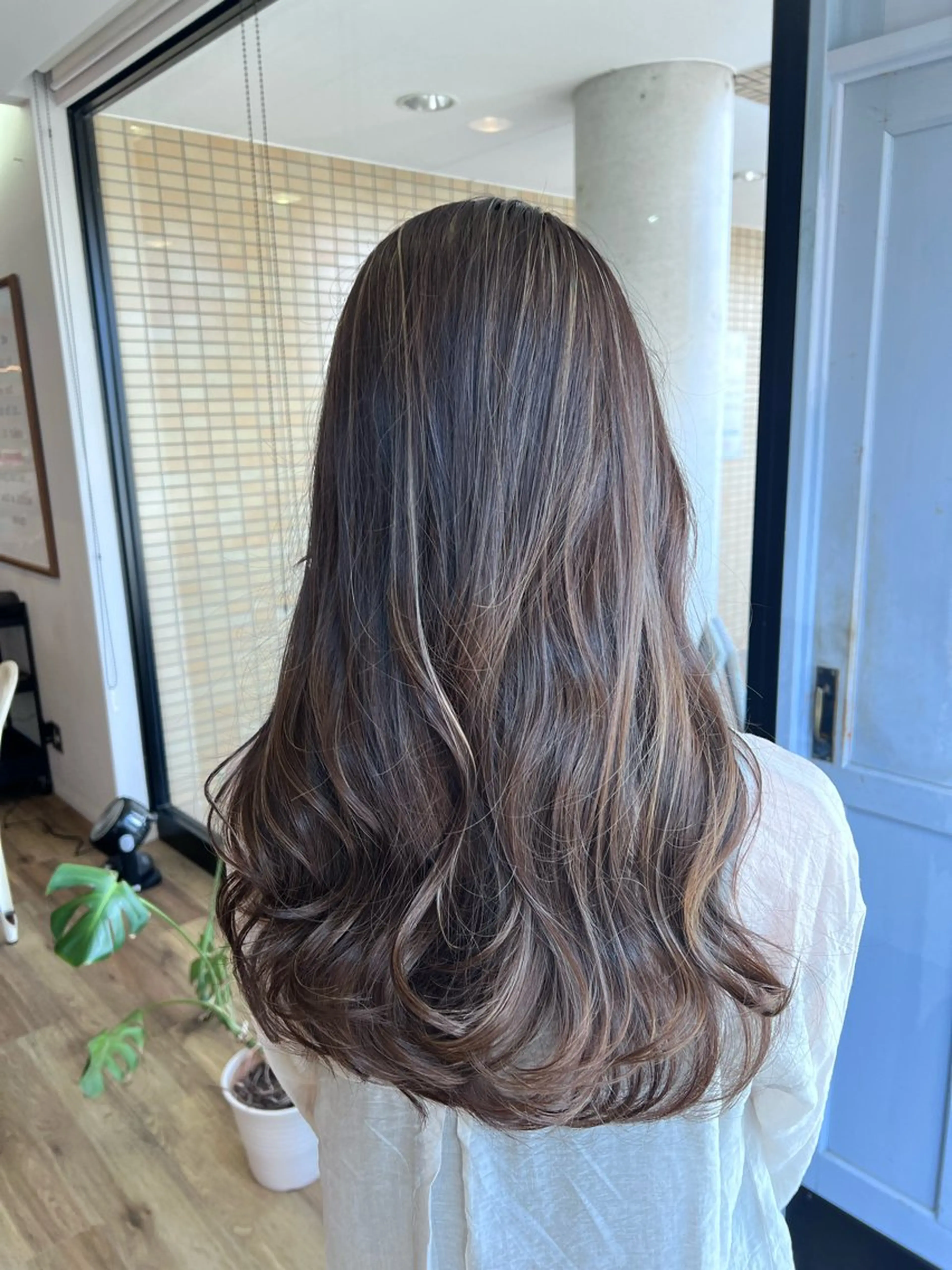 ロング カラー グレージュ ハイライトカラー ハイライト ヘアカラー トリートメント ツキダテ ユイのヘアスタイル