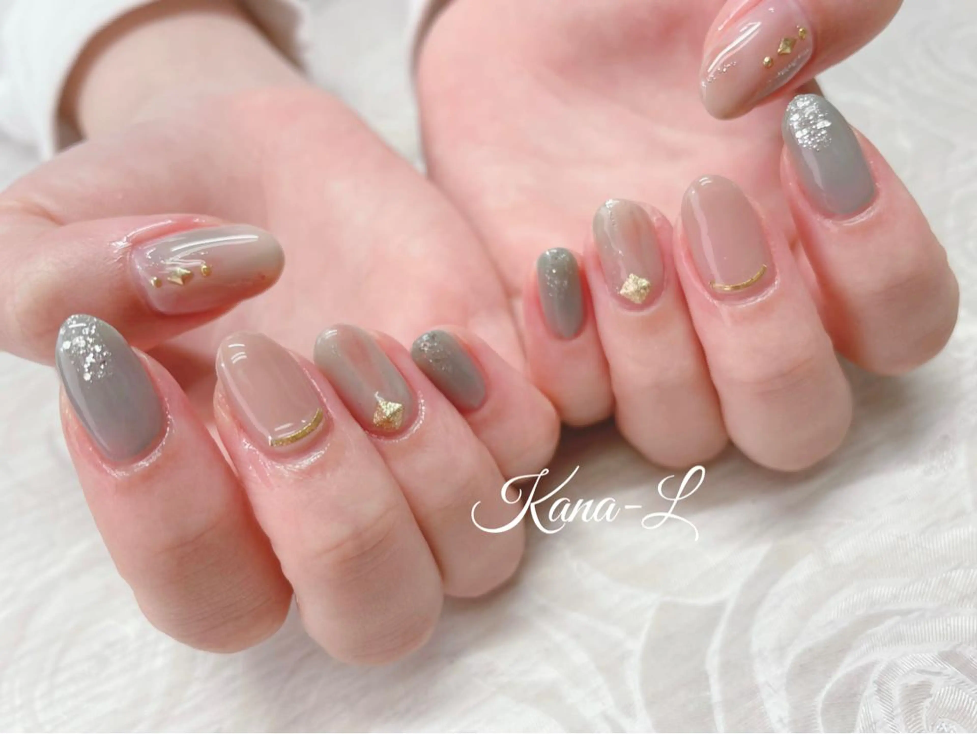 カラー ネイル ゴールド グリーン キラキラネイル ニュアンスネイル 芦辺 香奈のネイルデザイン