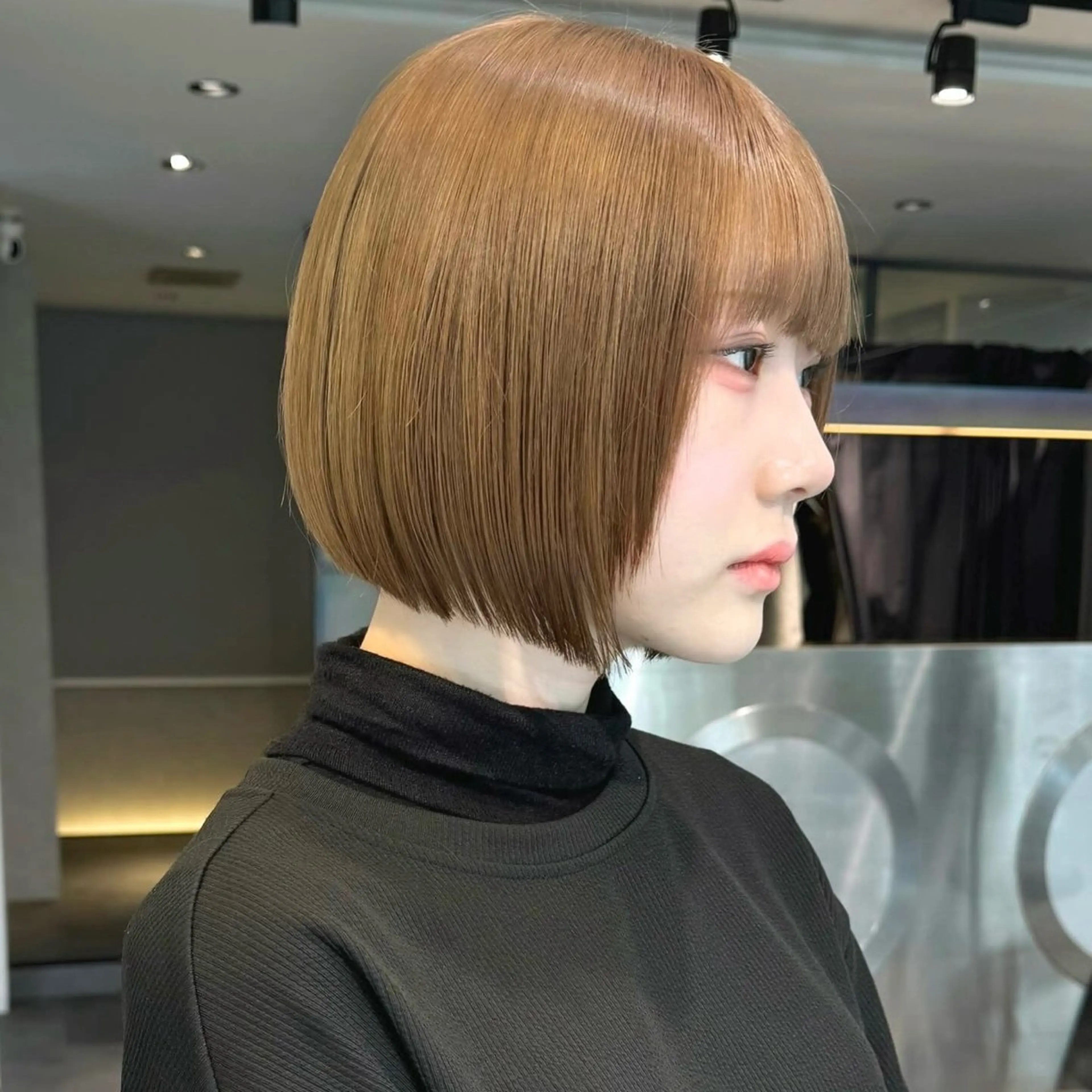 ショート カラー 切りっぱなしボブ ハイトーンカラー ボブ GO TODAY シェアサロン 原宿Verno店所属・ブリーチ/髪質改善/ ボブ特化/よしきのヘアスタイル