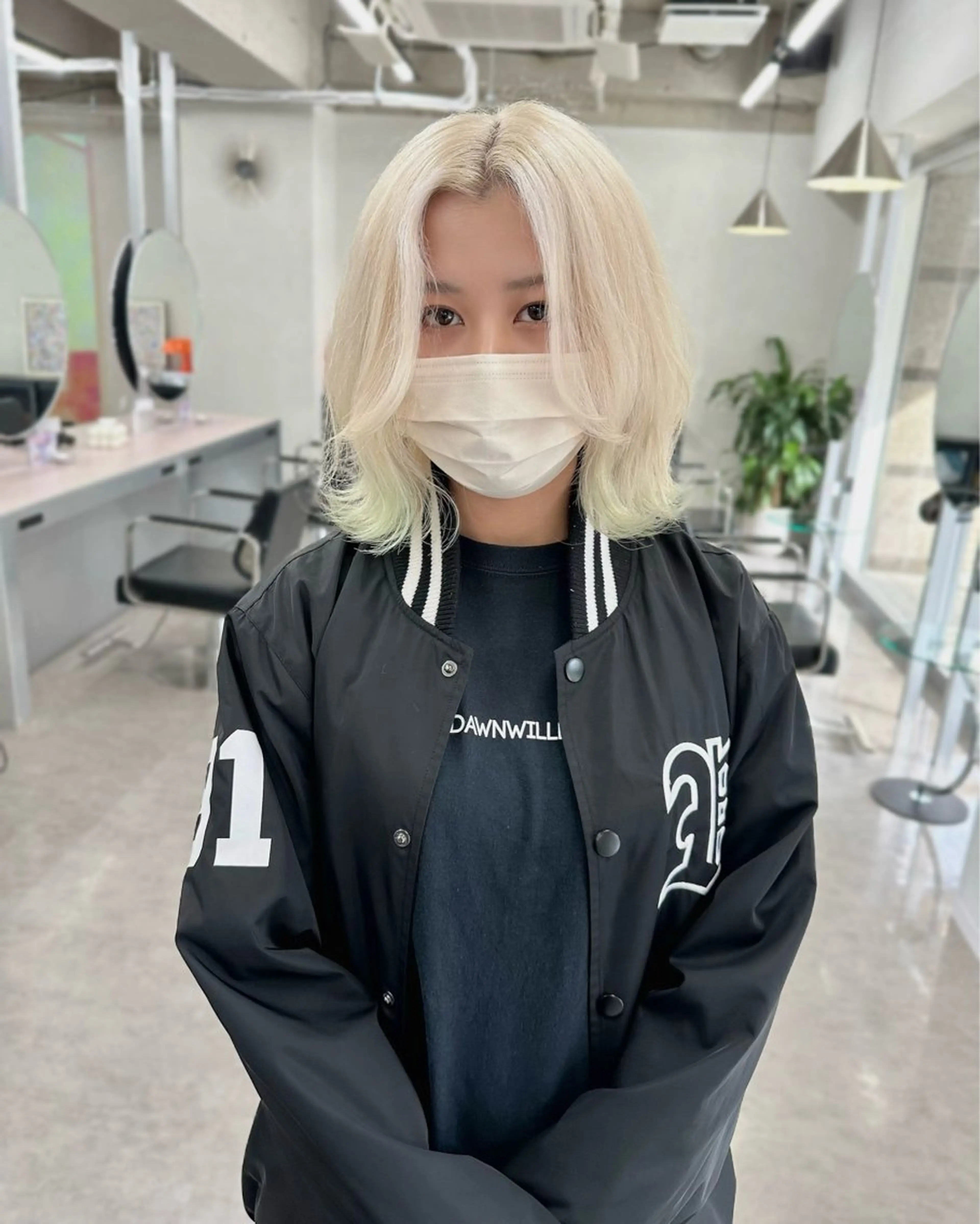 ミディアム カラー ウルフとハイトーン みっちー✂️のヘアスタイル