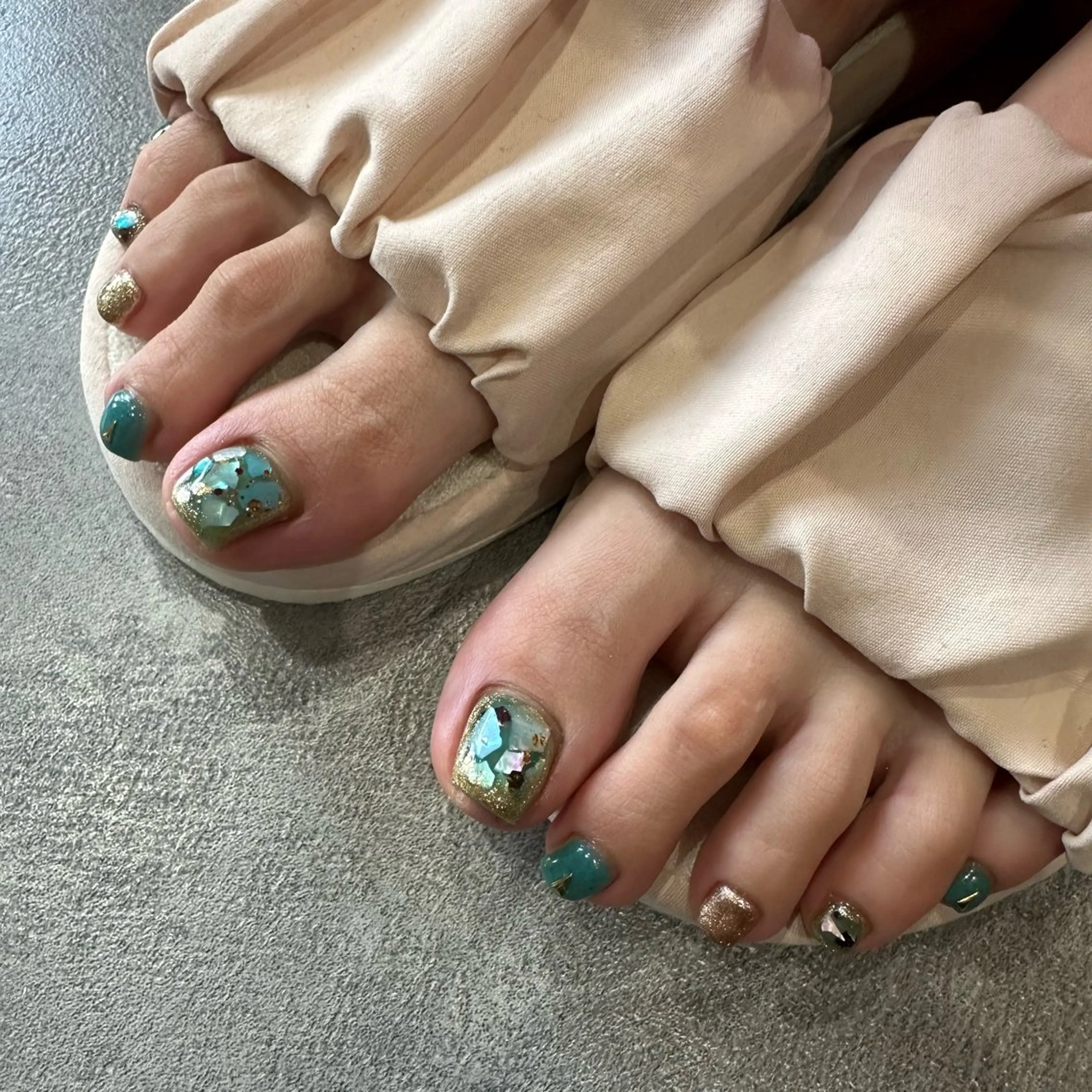 ネイル グリーン 夏ネイル atelier salon Mar’s鶴ヶ島 アットホームサロン所属・a Tomokaのネイルデザイン