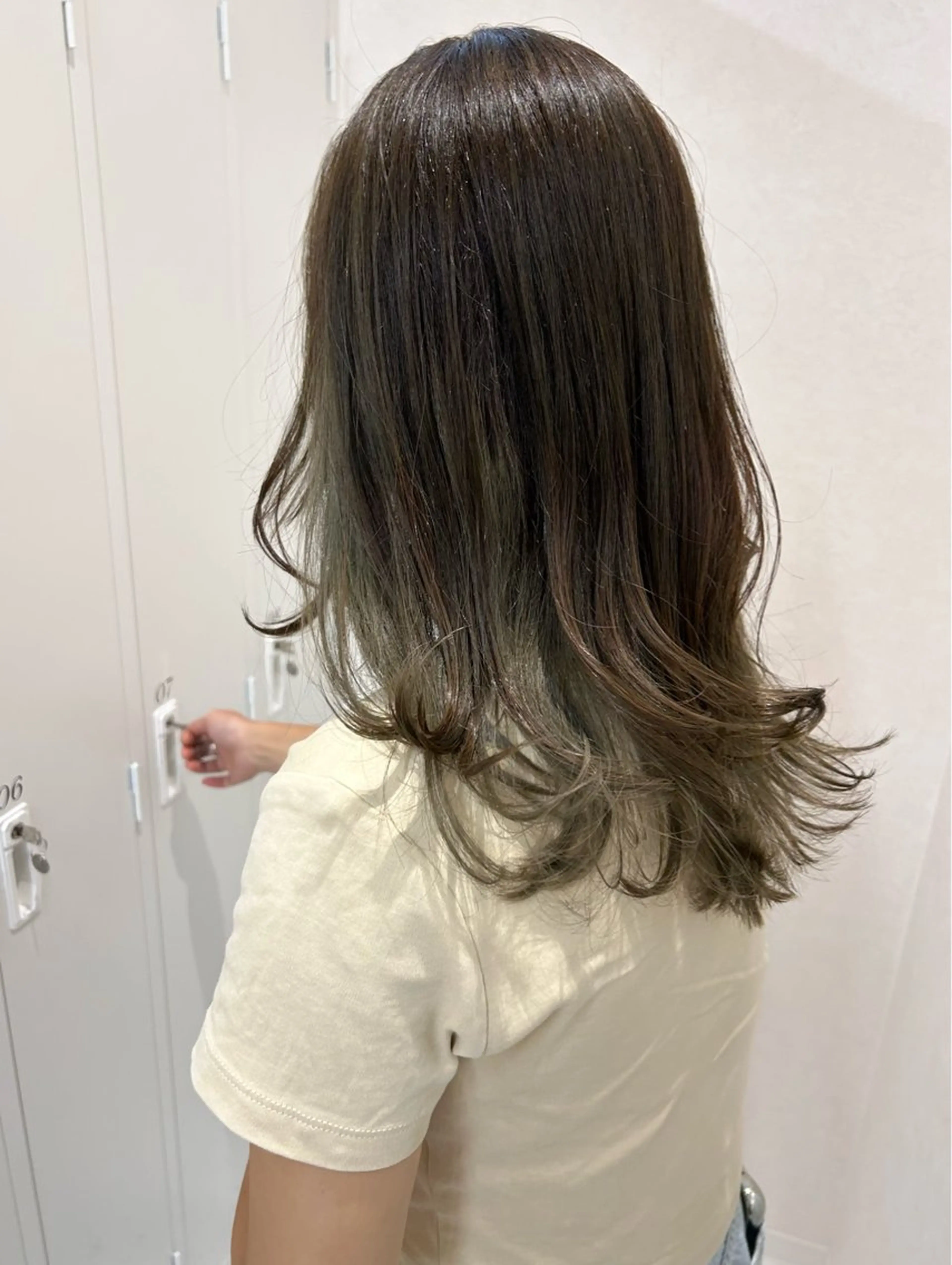ロング カラー ベージュカラー オリーブベージュ 顔まわりレイヤー 顔周りカット レイヤーカット Saori / さおりのヘアスタイル