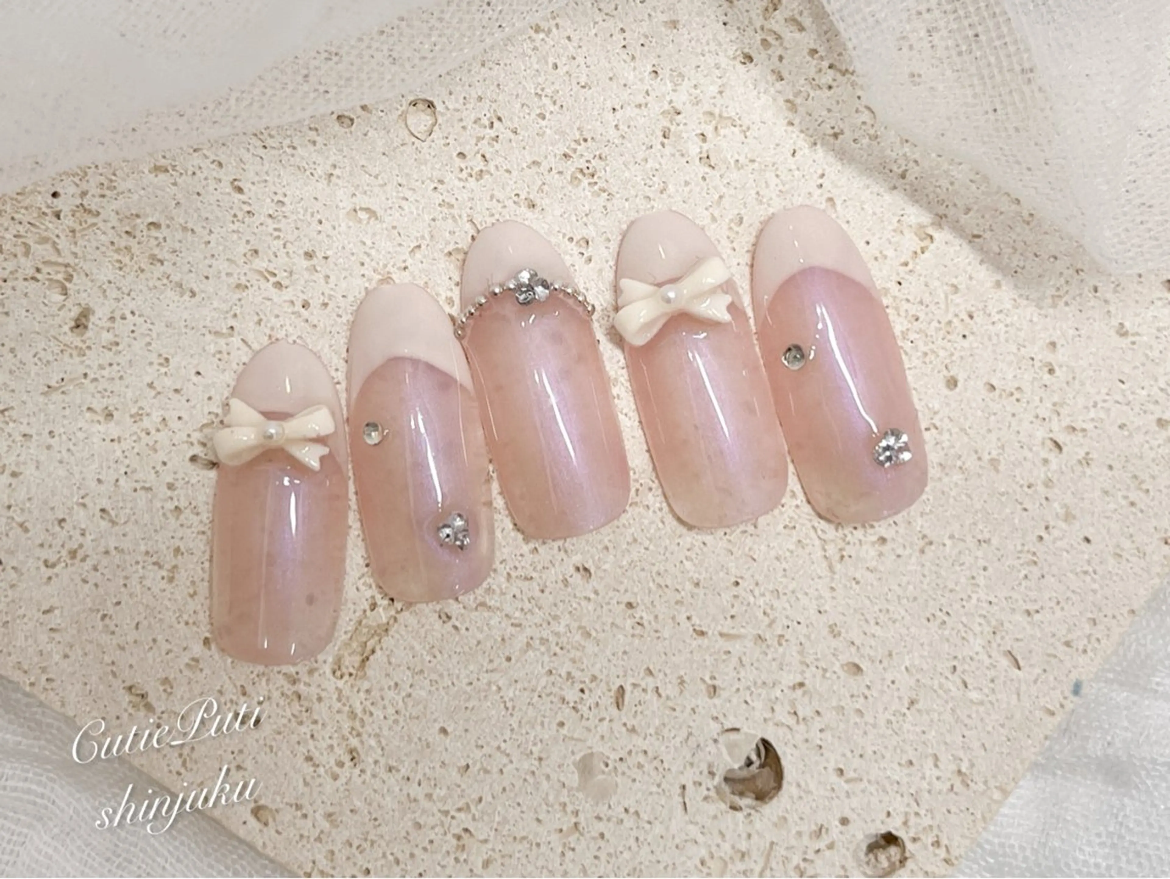 ネイル 韓国ネイル リボン ワンホンネイル ハンドネイル NailSalon CutiePutiのネイルデザイン