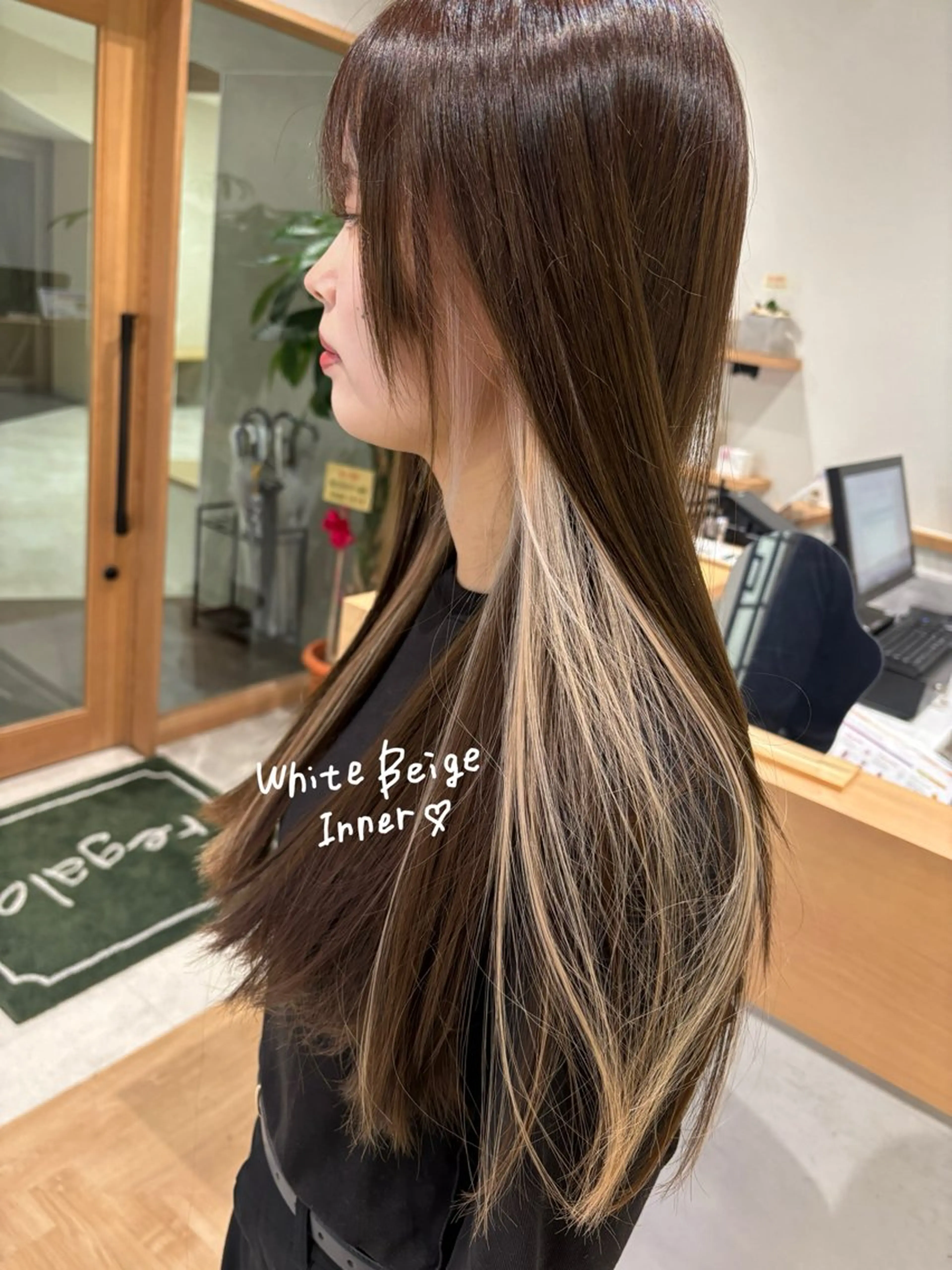 ロング カラー ベージュカラー インナーカラー ホワイトベージュ カット ヘアカラー regalo Acari🍎のヘアスタイル