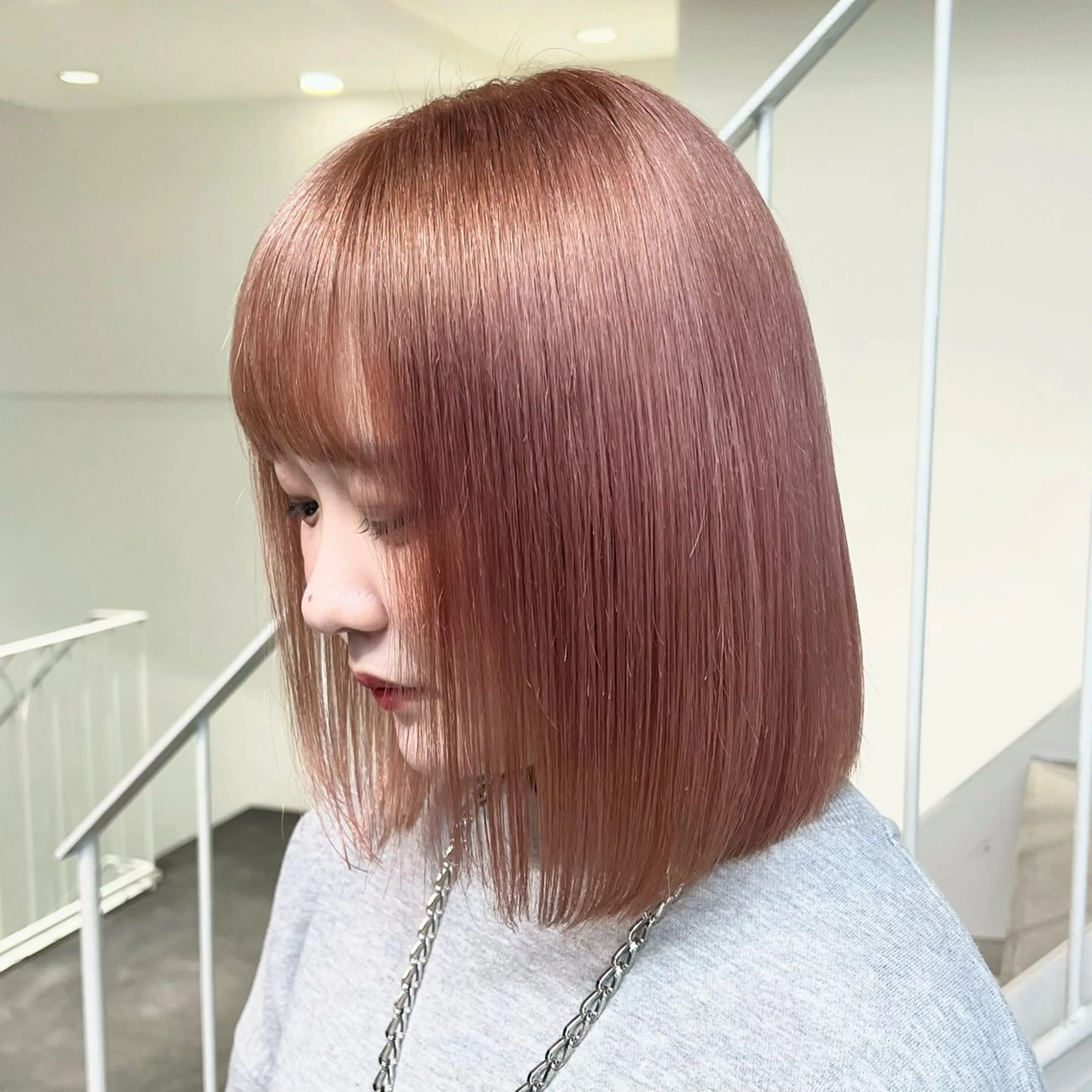 ミディアム カラー ベージュカラー ブリーチ ピンクカラー ピンクベージュ カット ヘアカラー Ami ブリーチ/ハイトーンのヘアスタイル