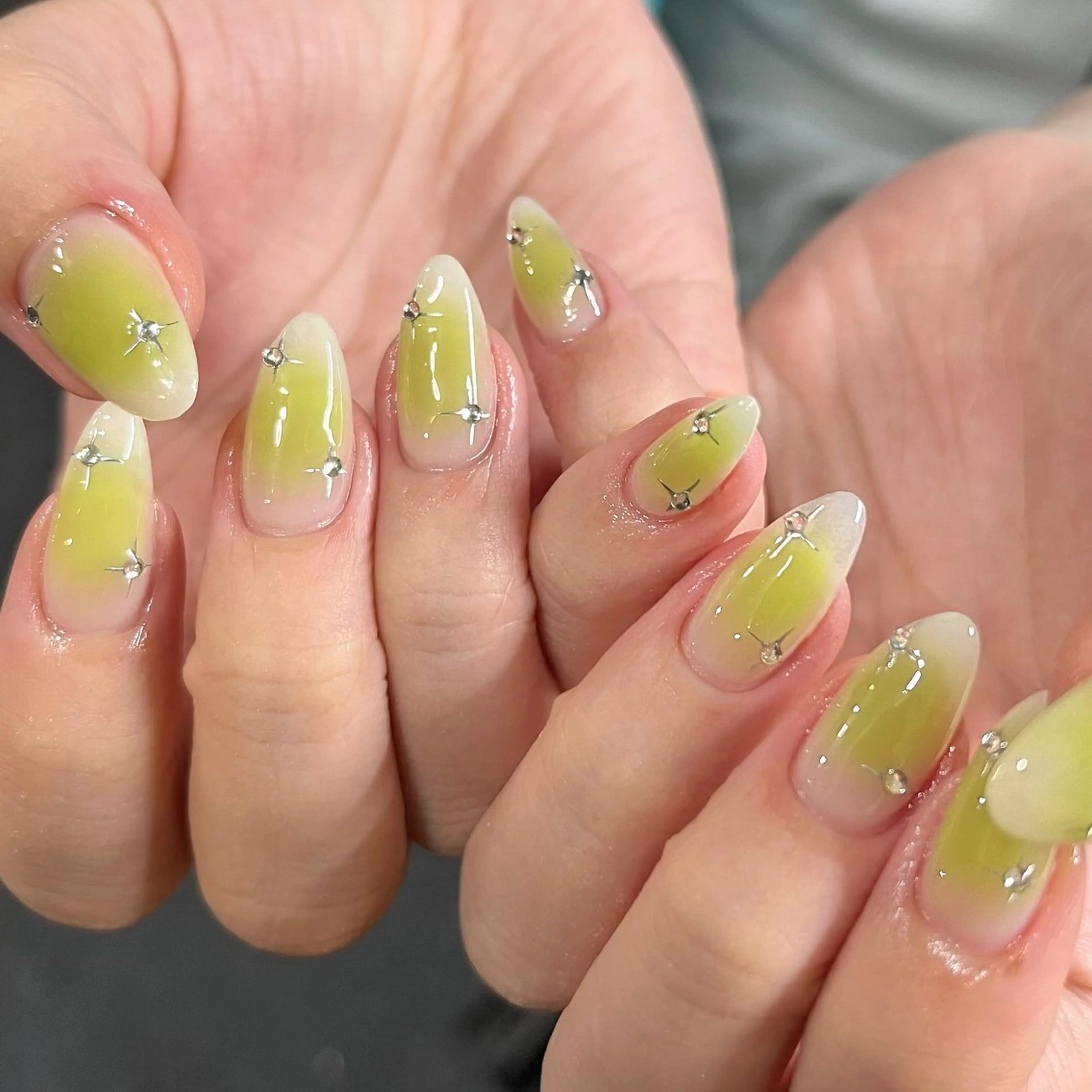 ネイル チークネイル グリーン シルバー ハンドネイル ハンドケア 🎀NAIL🎀 AI🪄︎︎◝✩のネイルデザイン