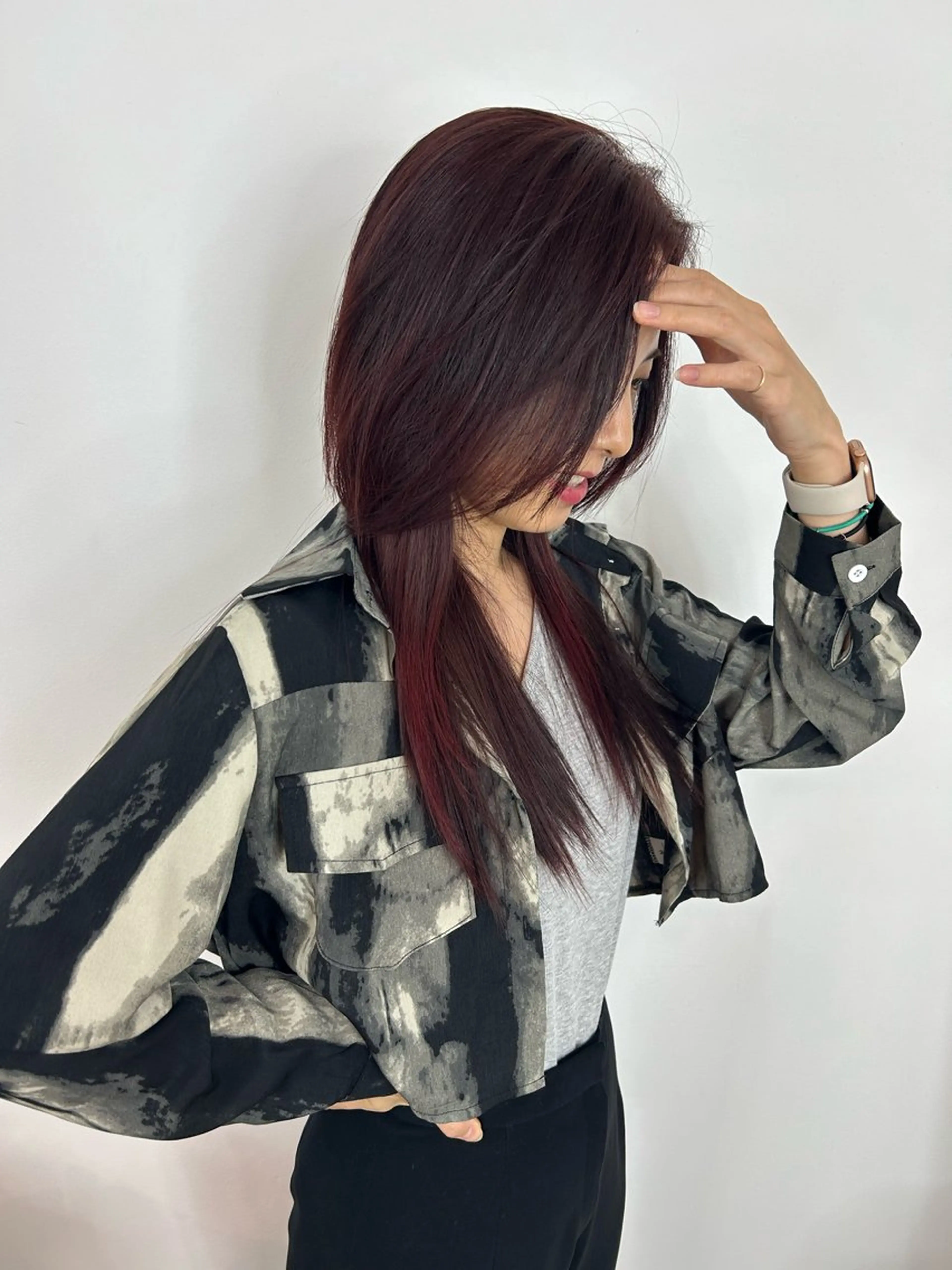 ロング レイヤーカット エミリ / オリーブカラーのヘアスタイル