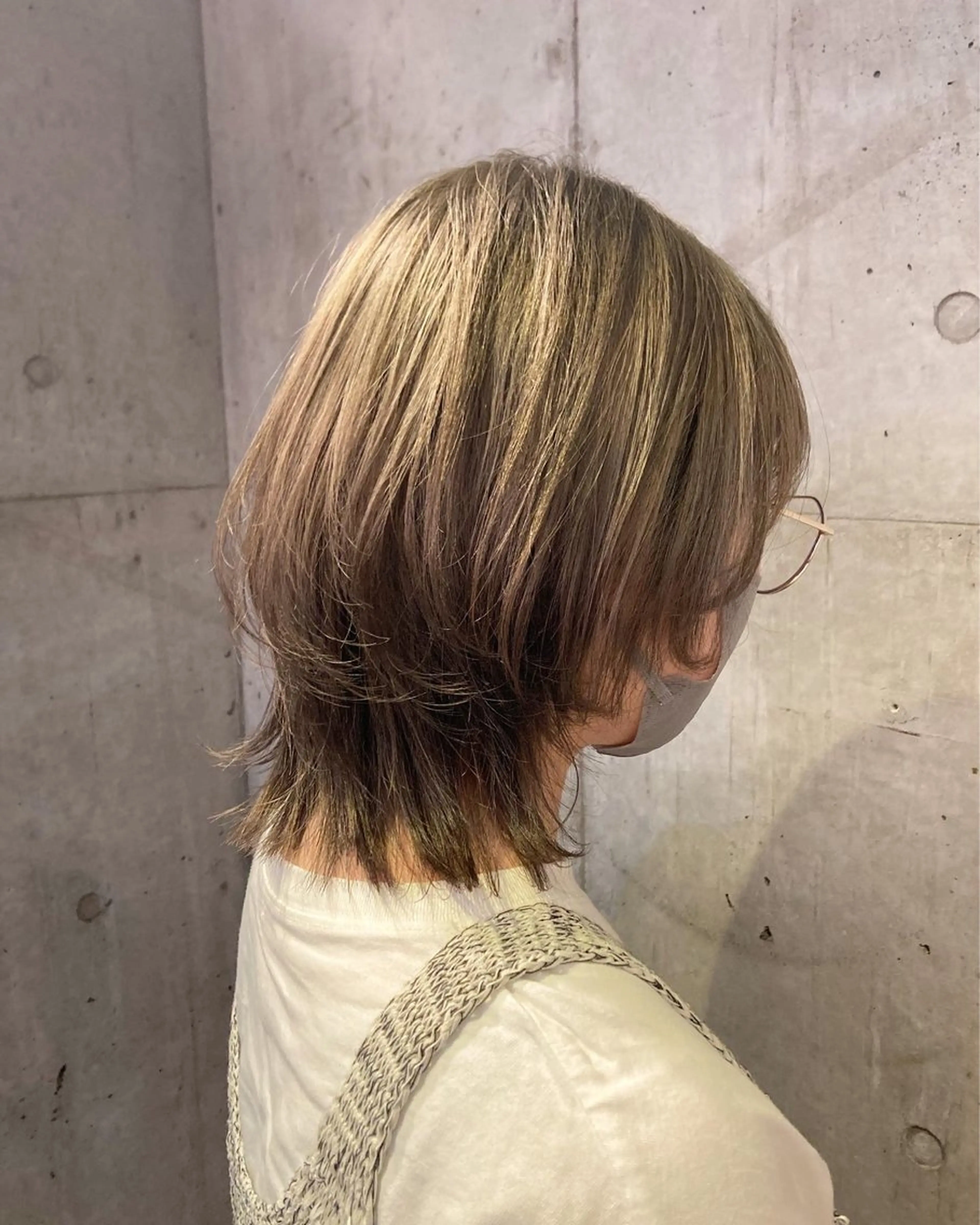 ミディアム カラー ベージュカラー グレージュ ハイトーンカラー ウルフカット ✂︎岡根 京花✂︎のヘアスタイル