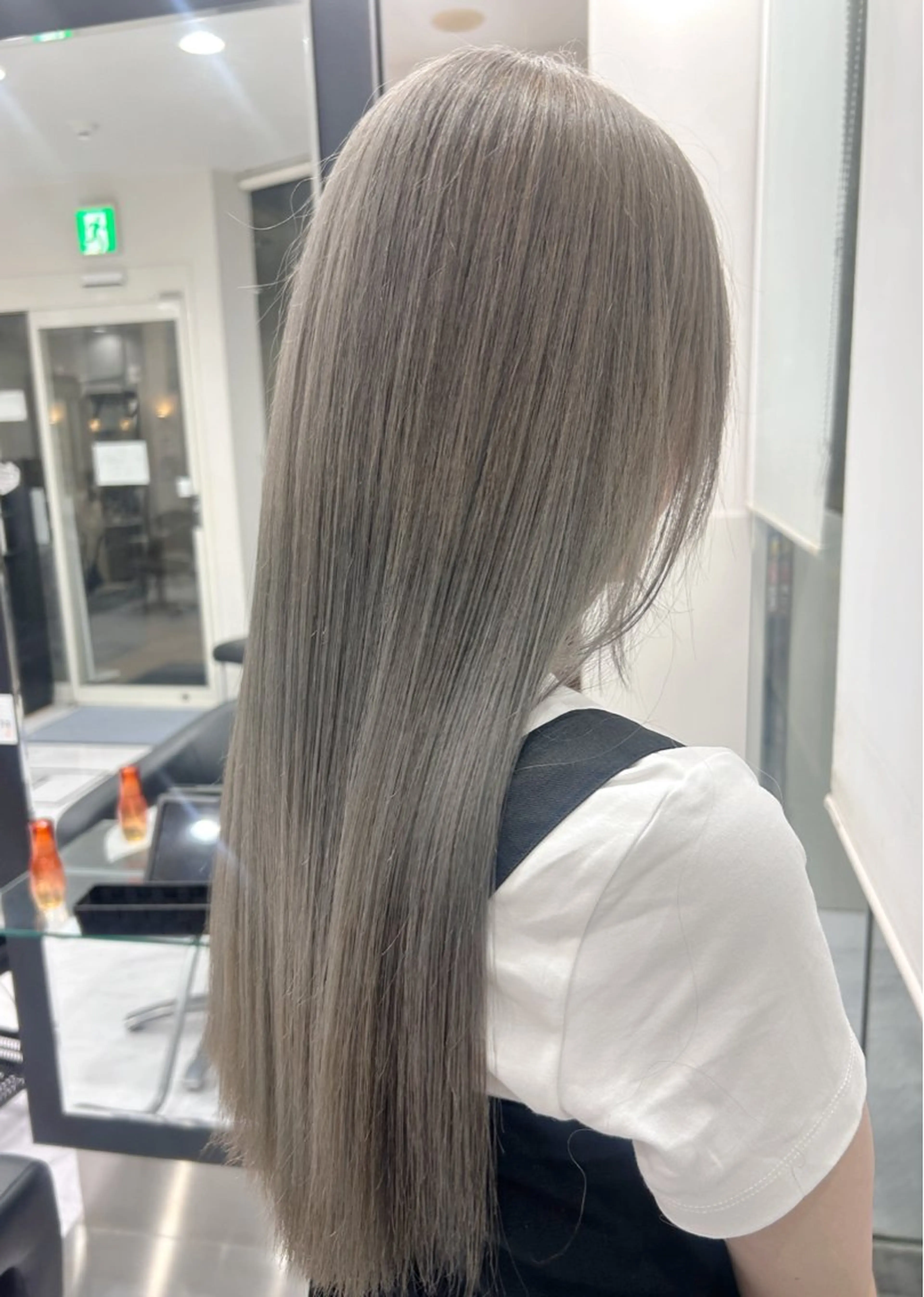 ロング カラー シルバー ヘアカラー 🍊小川実里🍊 /カラーレイヤーのヘアスタイル