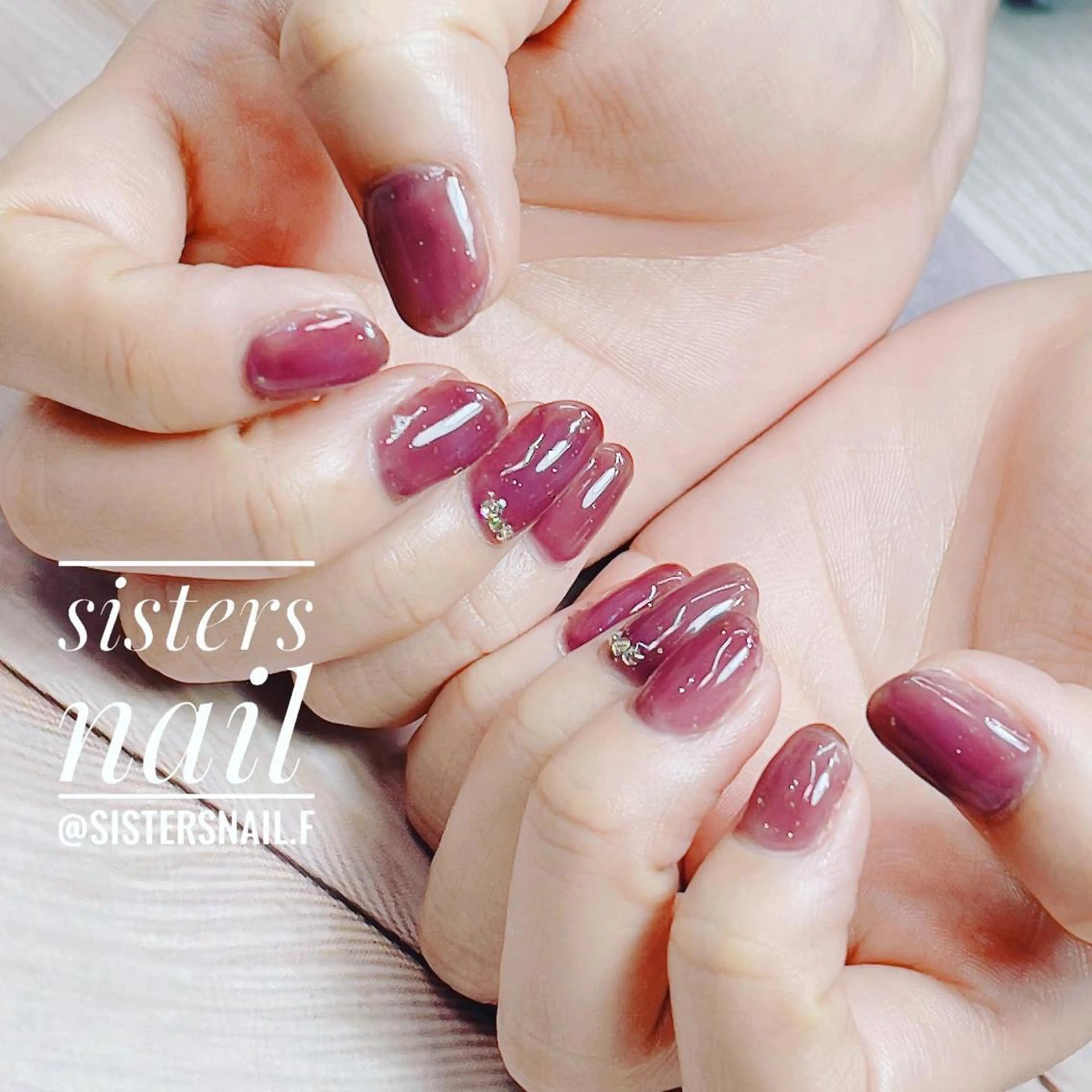 ネイル アートネイル ジェルネイル ゴールド キラキラネイル ニュアンスネイル sisters nail.fのネイルデザイン