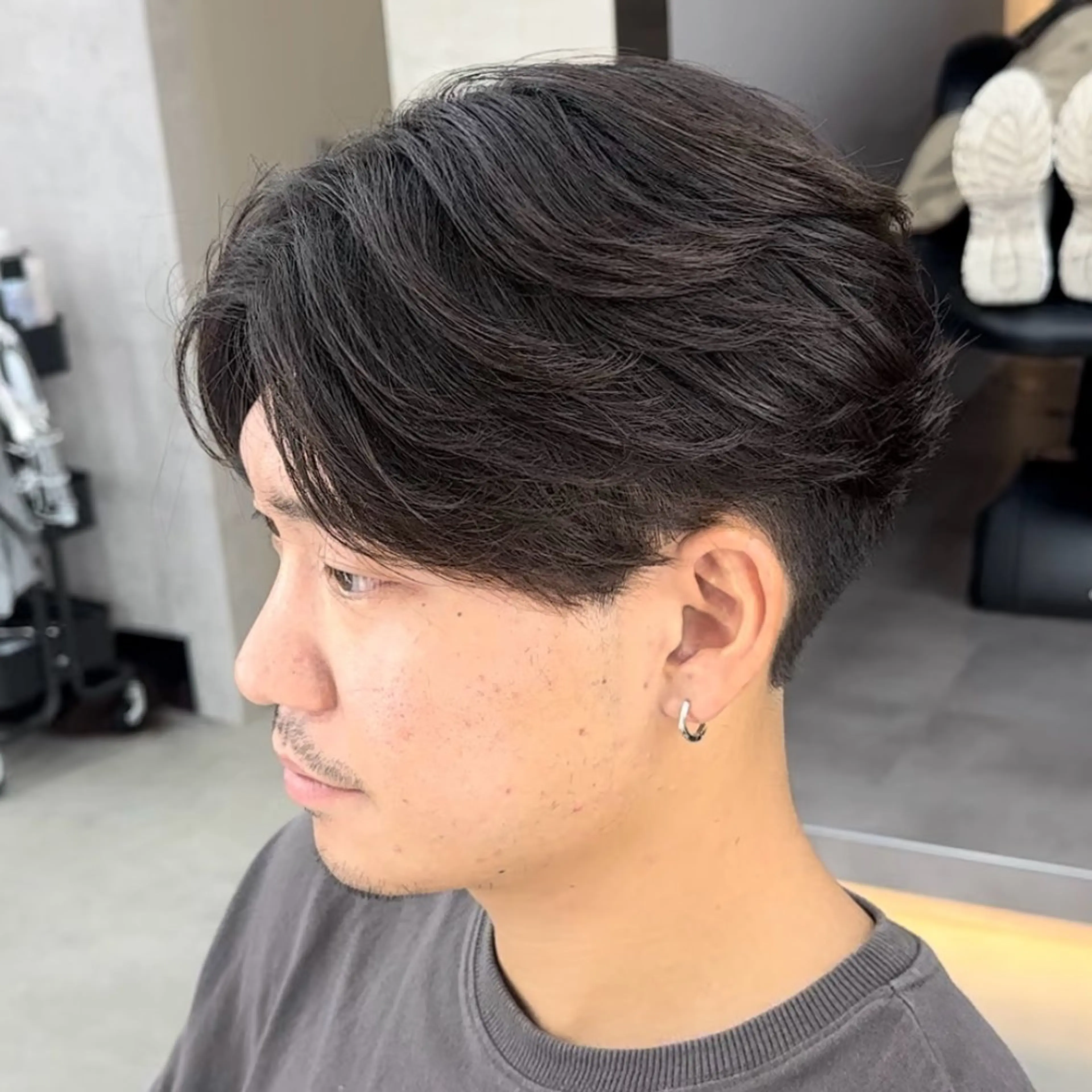 ミディアム パーマ メンズ センターパート 縮毛矯正 カット 縮毛矯正 トリートメント ヘッドスパ 【池袋店 店長】伊藤 昂樹/曲がる縮毛矯正のヘアスタイル