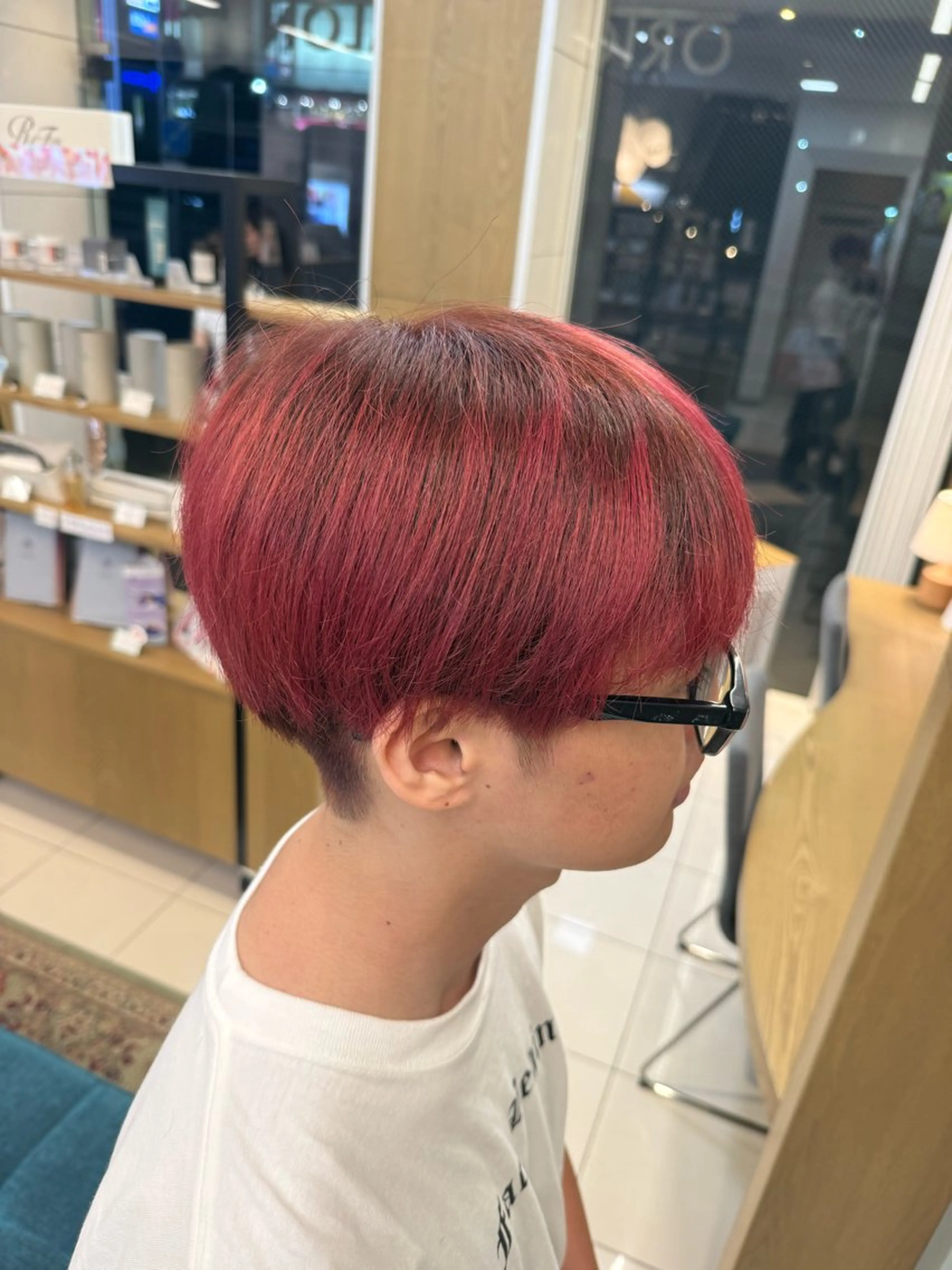 ショート カラー 新美 木乃美のヘアスタイル