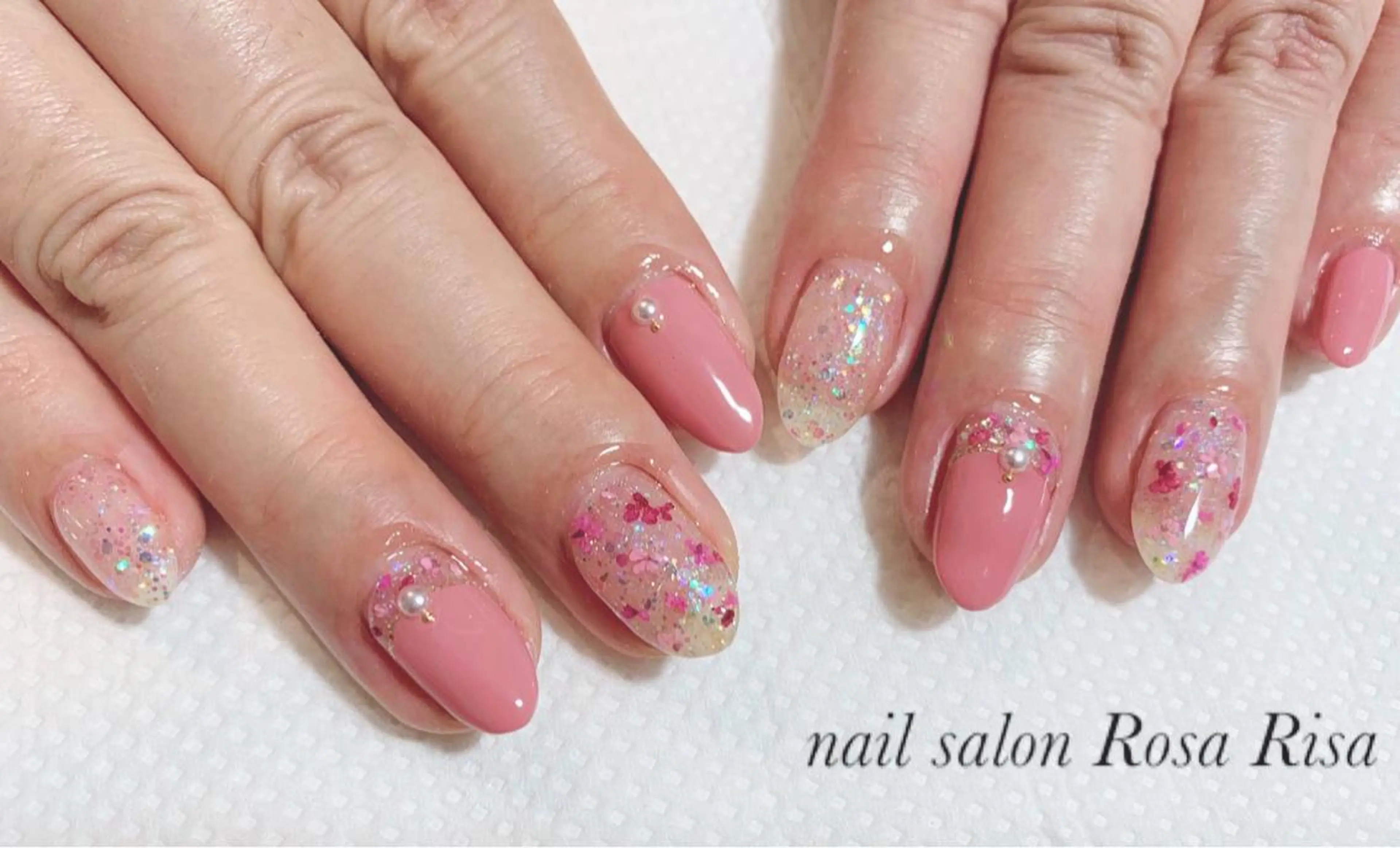 ミディアム ネイル オーロラネイル ラメ(グリッター) ネイルスタジオ シェイクユアハンズのネイルデザイン