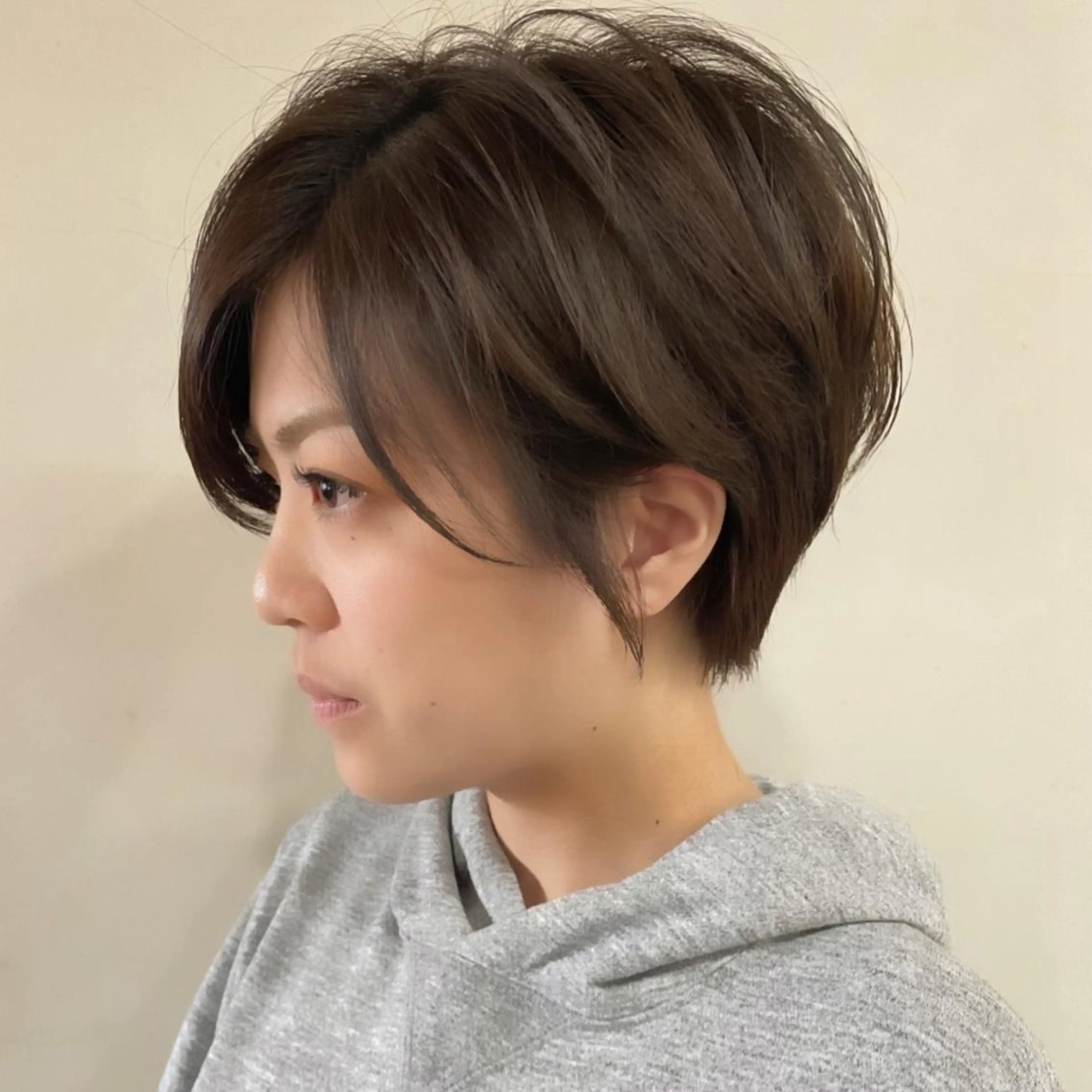 ショート カラー ショートボブ ハンサムショート 丸みショート デザインカラー ハイライトカラー カット ヘアカラー 京都大人女性ショート 徒歩1分/秋山のヘアスタイル