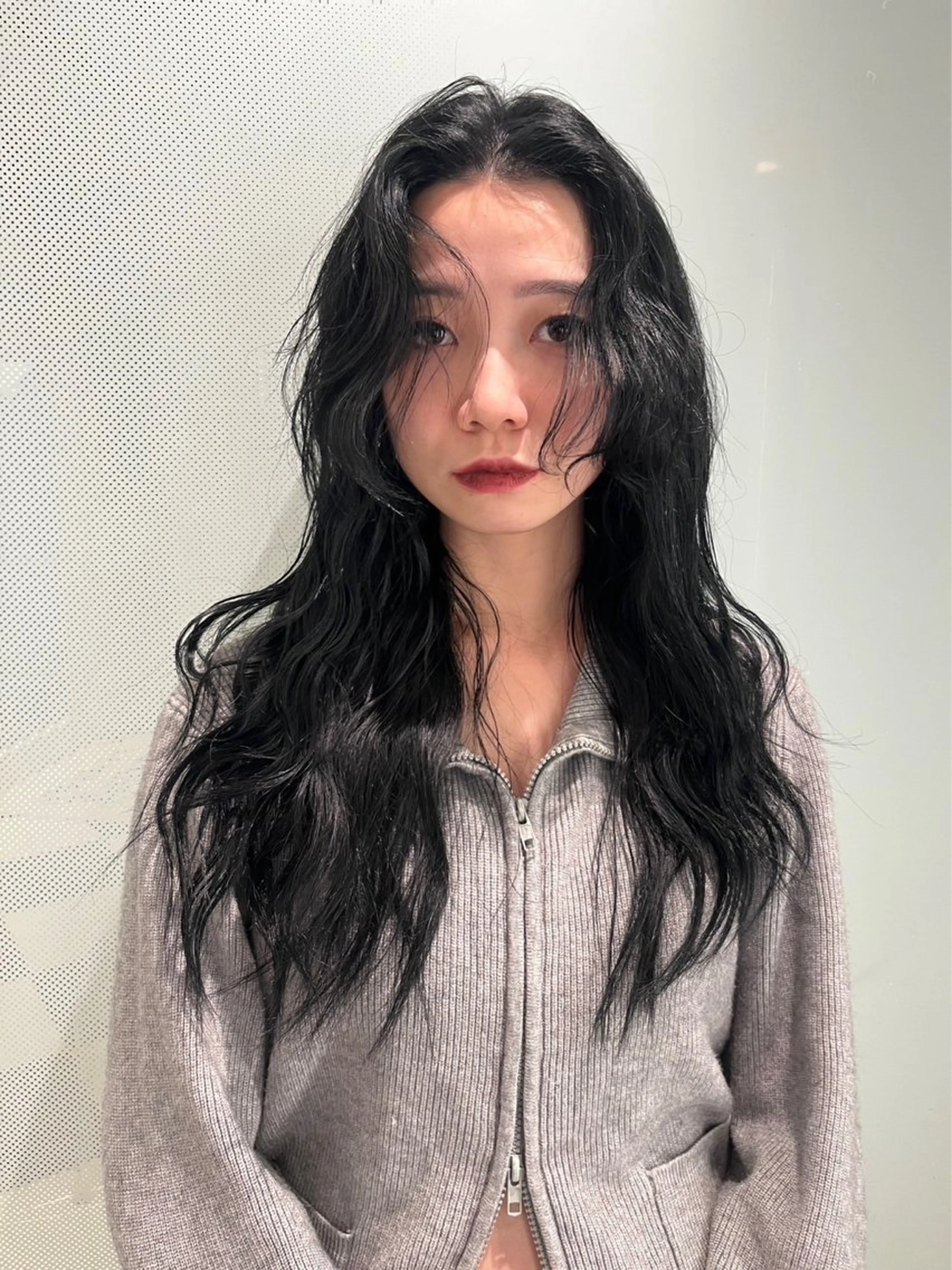 ロング カラー ヘアアレンジ 黒髪 ブルーカラー ブルーブラック 透明感カラー anna 韓国レイヤ ー/ ハッシュカットのヘアスタイル