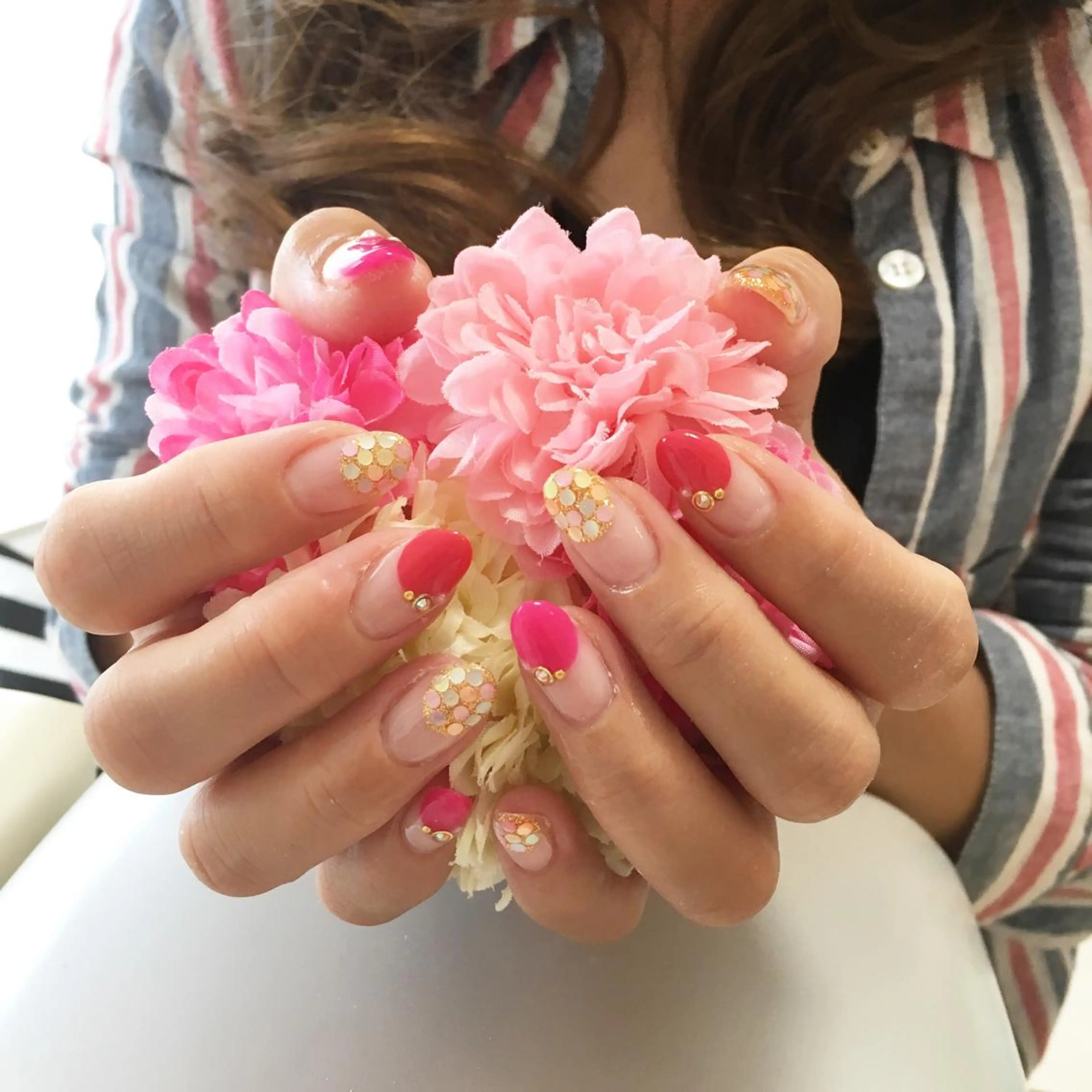 ネイル フレンチネイル ホログラムネイル キラキラネイル ラメ(グリッター) ピンク Petit Fleur所属・青柳 亜梨奈のマツエク・マツパデザイン