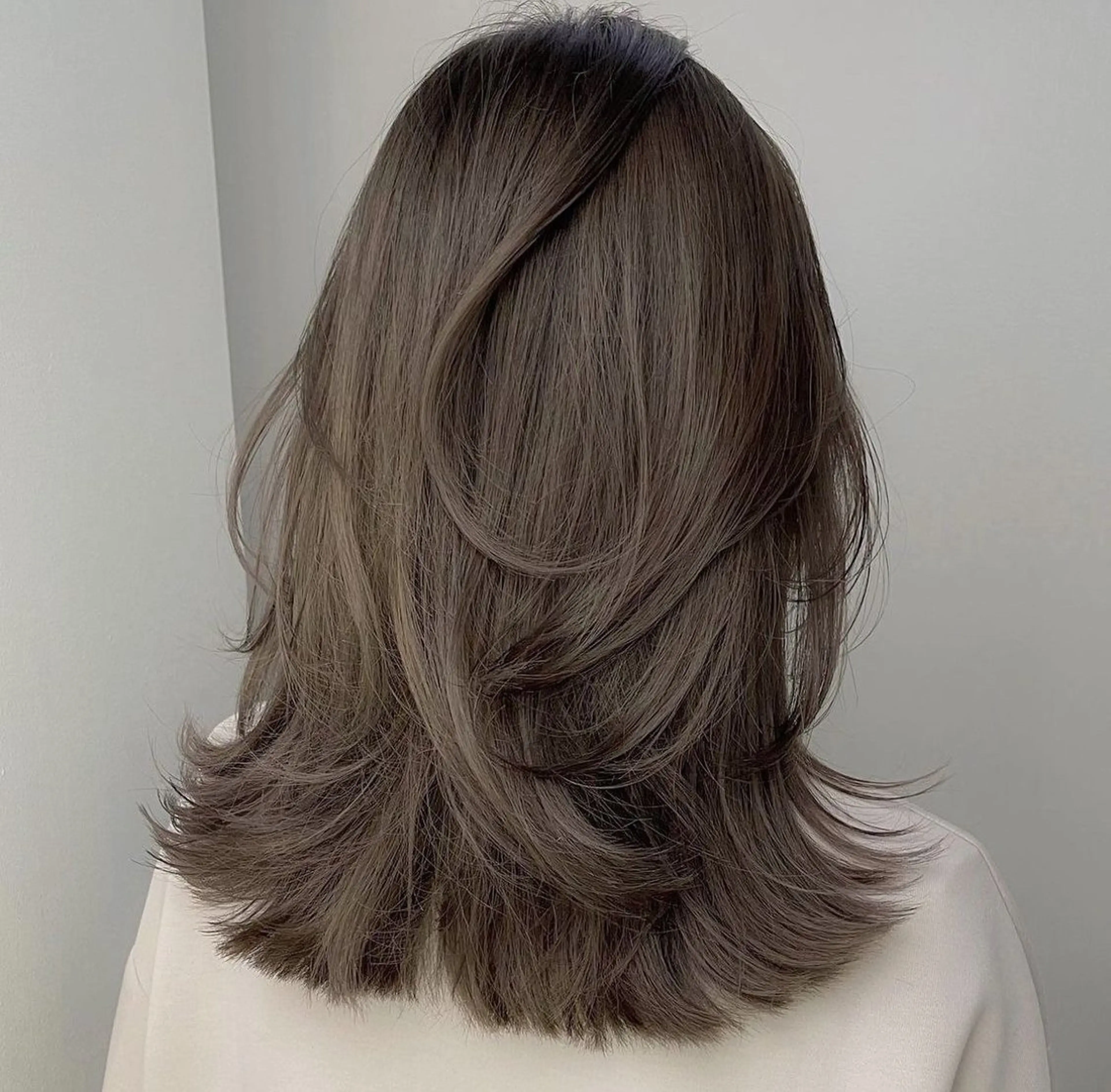 セミロング カラー レイヤーカット 艶髪レイヤー顔周り グレージュ添田晃基のヘアスタイル