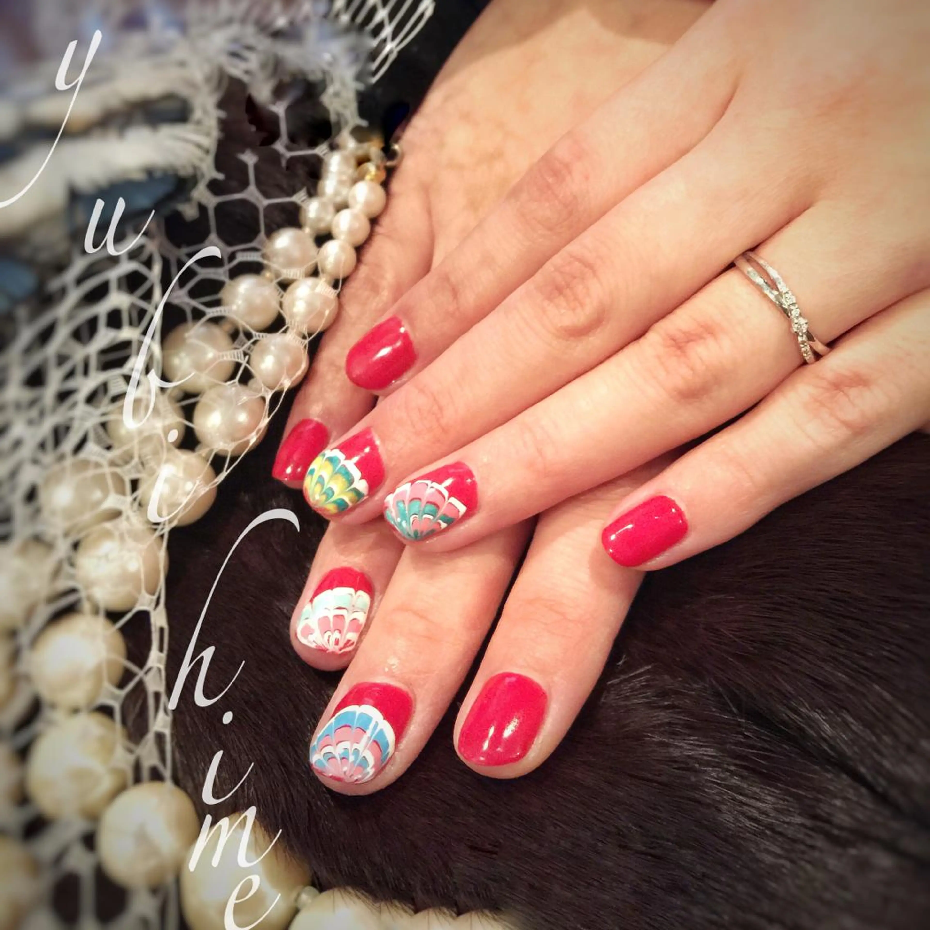 ネイル アートネイル ジェルネイル ピーコックネイル 赤色 ARTスクールサロン お・タマゴのネイルデザイン