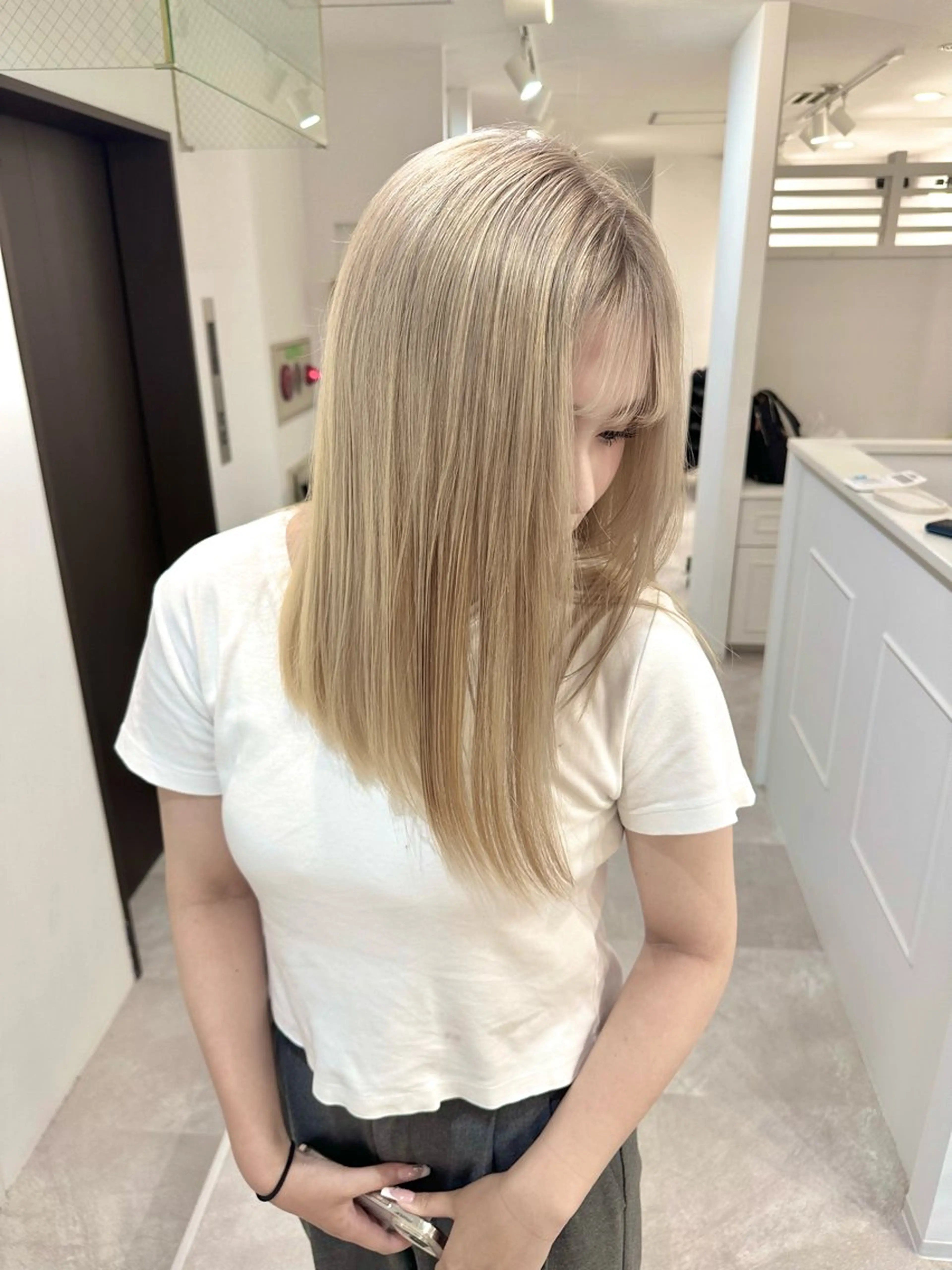 ミディアム カラー ヘアアレンジ ベージュカラー ブリーチ ミルクティーベージュ カット ヘアカラー SALOWIN京都河原町Suite店所属・外国人風レイヤー/ ハイトーンSHUのヘアスタイル