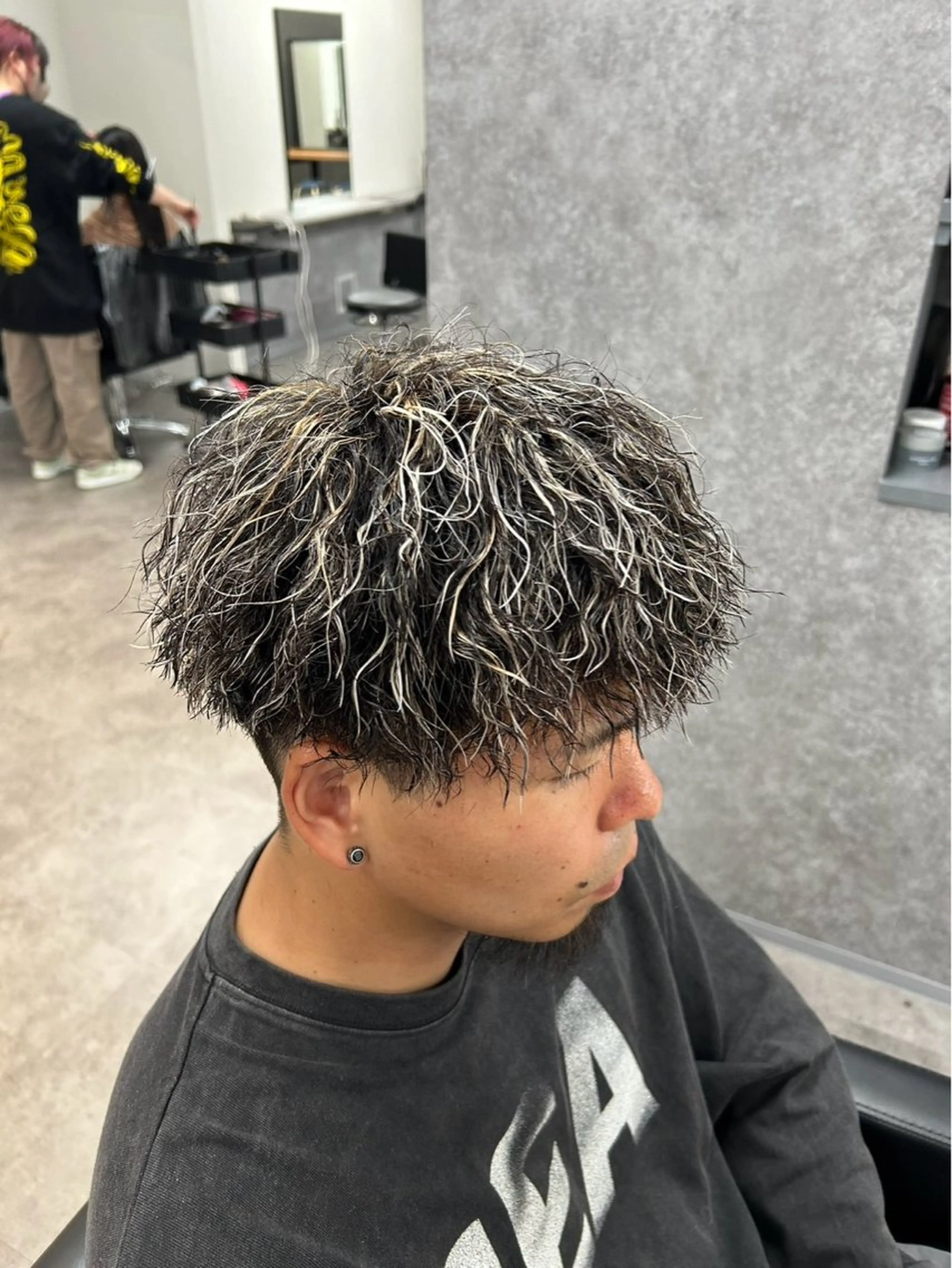 カラー パーマ メンズ メンズハイライト メンズパーマ 波巻きパーマ ハイライトカラー カット ヘアカラー パーマ 立川韓国ヘア🇰🇷 ニュアンスパーマ安井のヘアスタイル