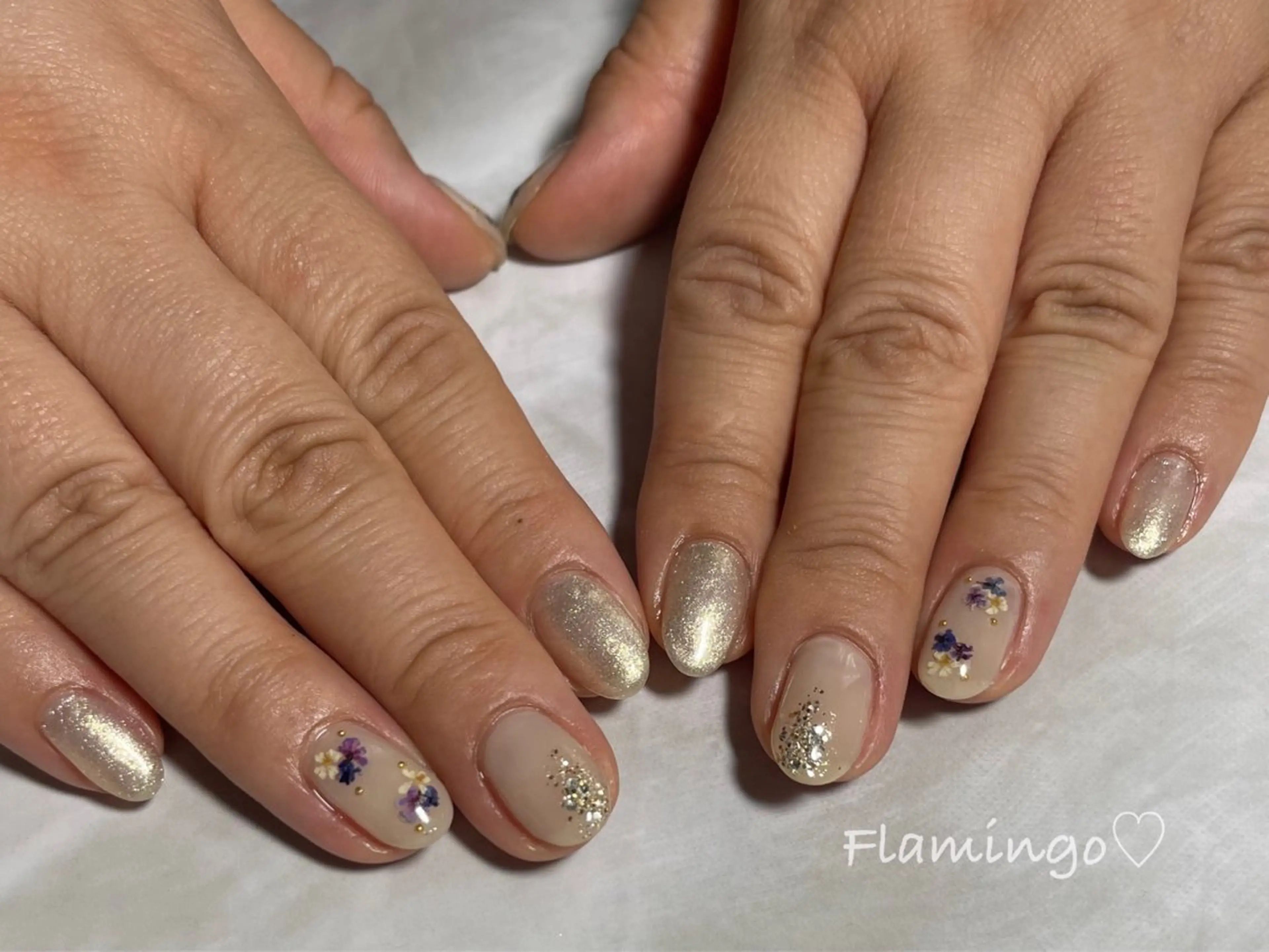 ネイル フラワーネイル キラキラネイル ラメ(グリッター) ハンドネイル 40代からの爪肌を 労る♡きちんとネイルのネイルデザイン