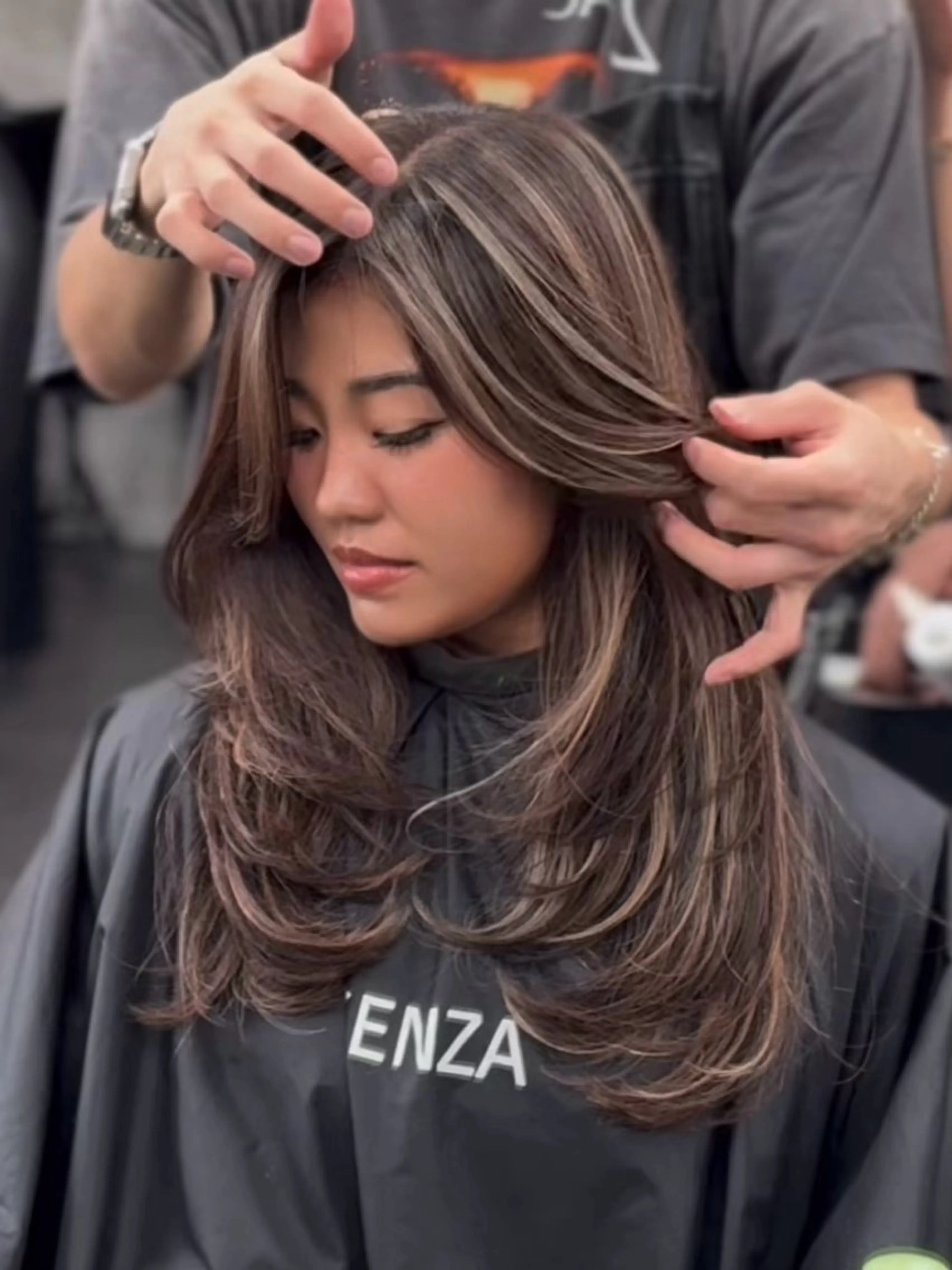 ロング カラー ヘアカラー ハイライト、レイヤー カット/西梅田/中西のヘアスタイル