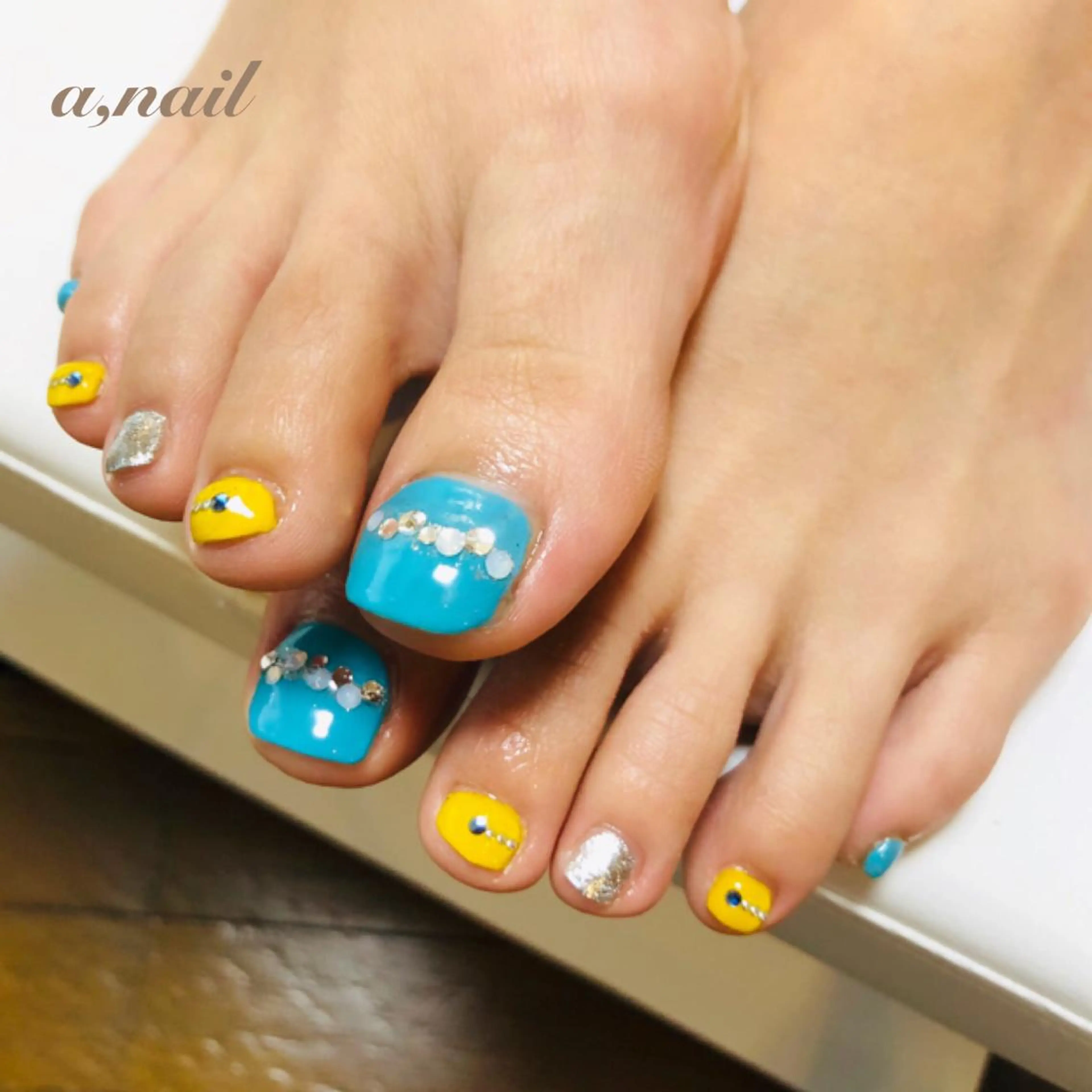 ネイル フットネイル ジェルネイル グラデーション ラメ(グリッター) ラメグラデーション フットネイル ネイルサロン エーネイルのネイルデザイン