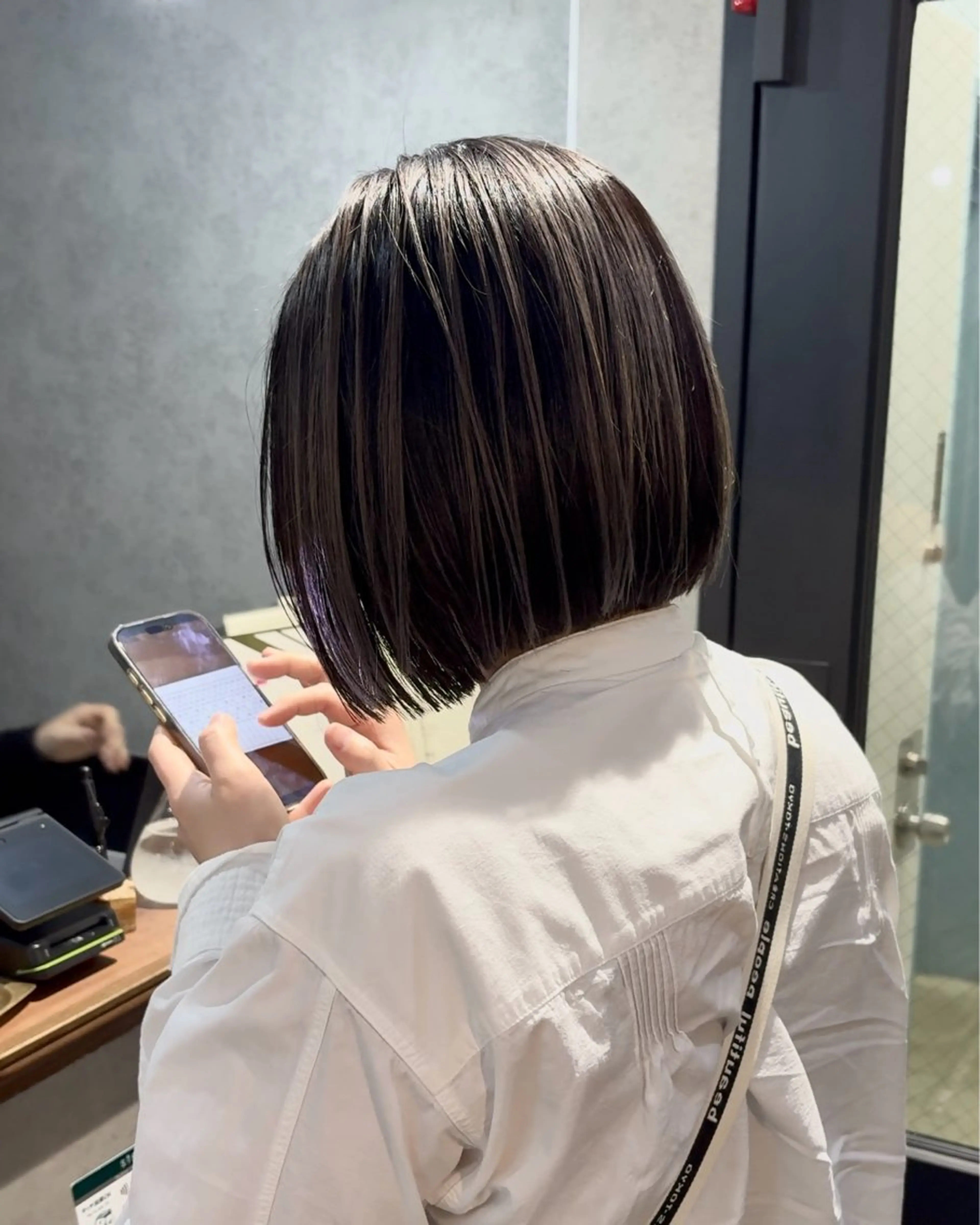 ミディアム カット ヘアカラー トリートメント 細めハイライト🩶 ボブ/レイヤーカットのヘアスタイル