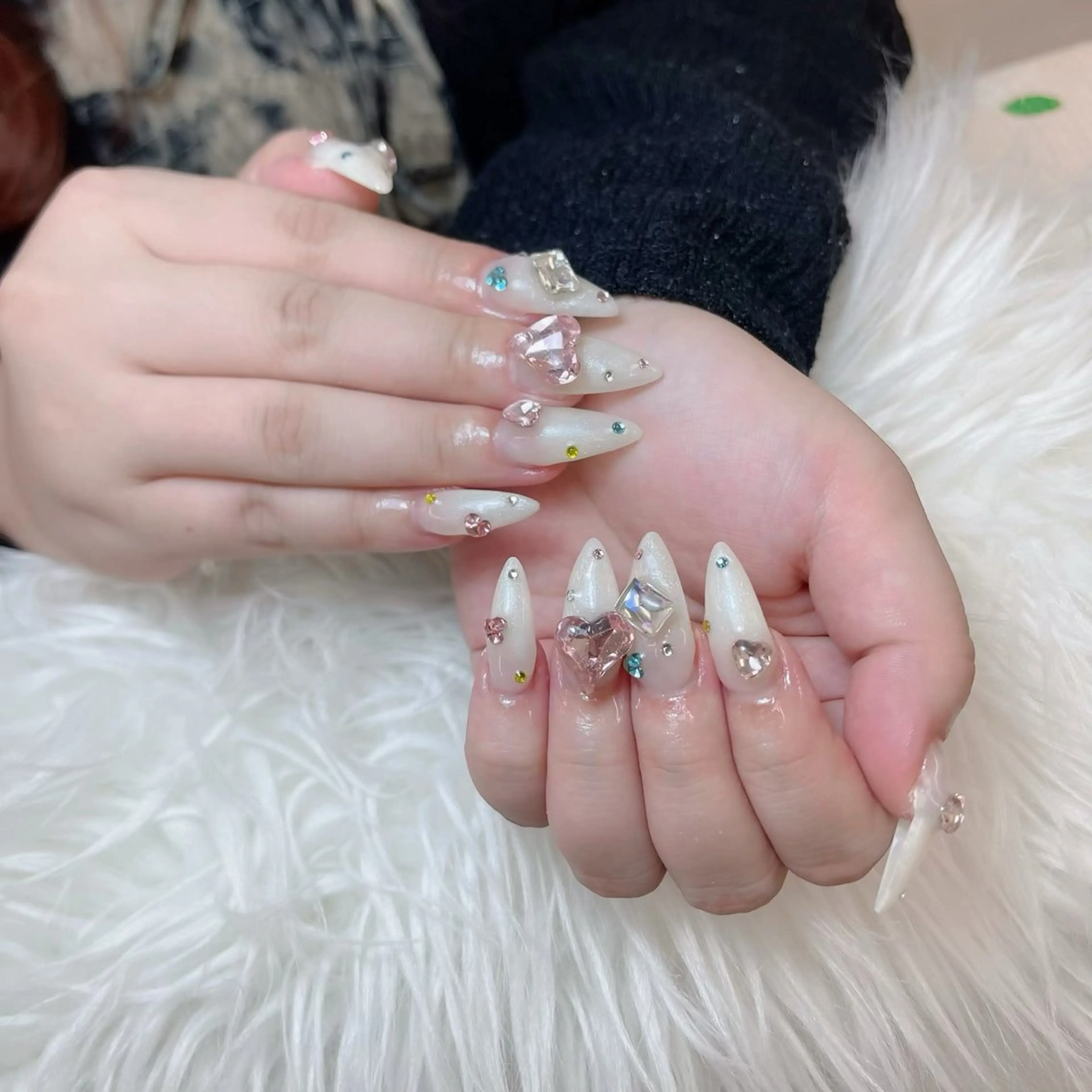 ネイル チークネイル 長さ出し フレンチネイル ジェルネイル ガラスフレンチ ハンドネイル anh nail anne🤍のネイルデザイン