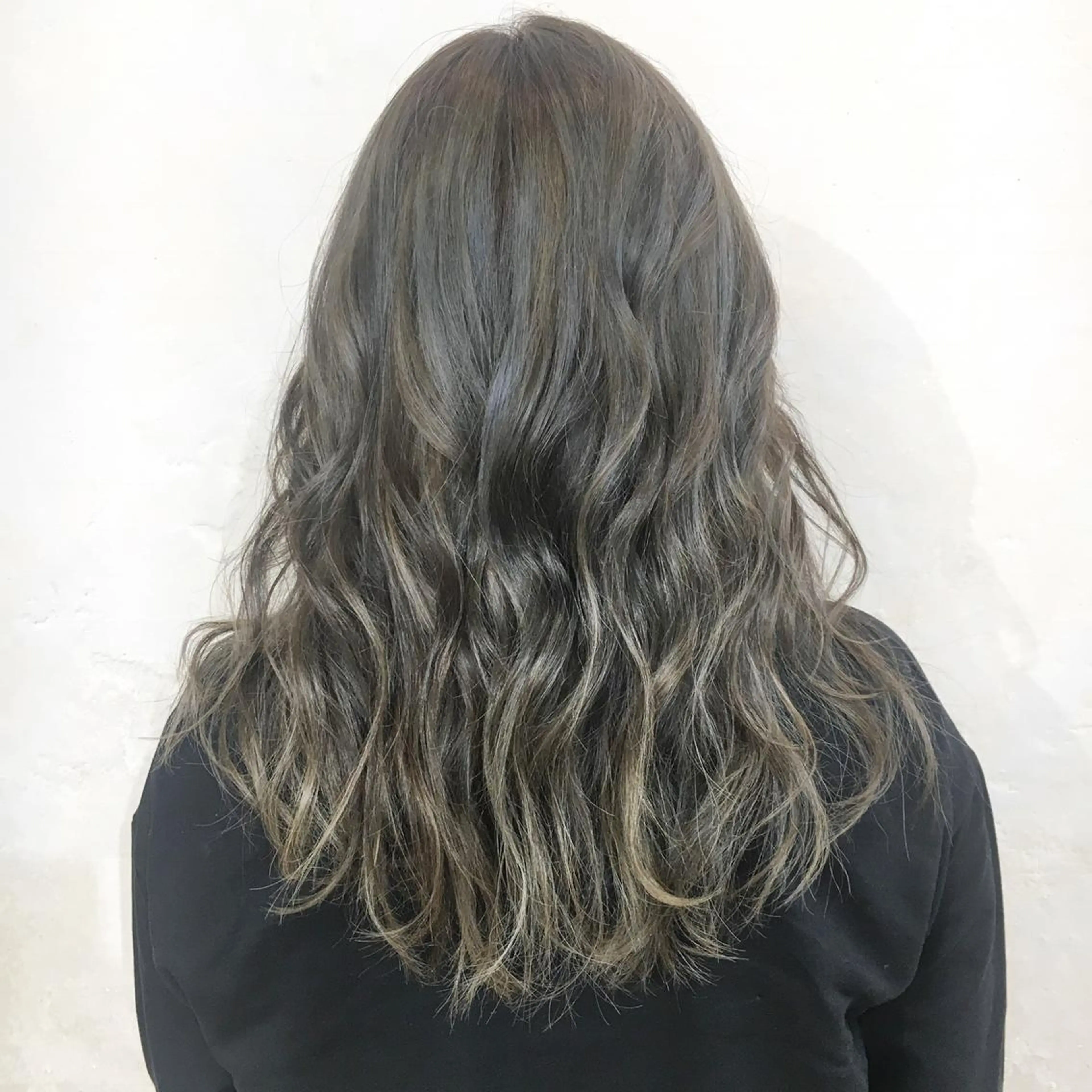 ミディアム カラー パーマ ヘアアレンジ メンズ ネイル マツエク・マツパ 結婚式・ブライダル ミディアムパーマ メンズバレイヤージュ センターパート メンズハイライト 角床直哉 カラーカットNO 1のヘアスタイル