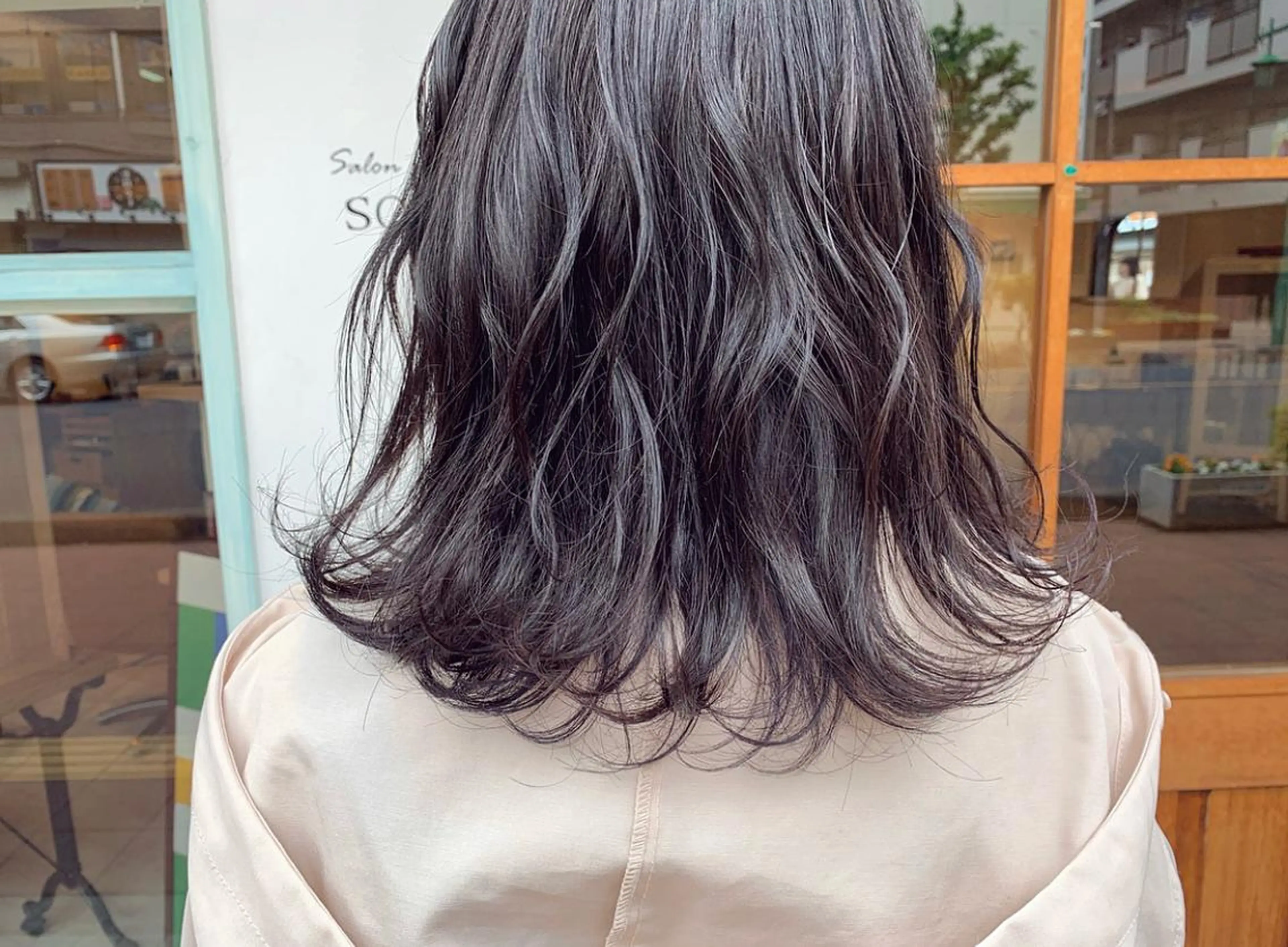 セミロング カラー ブリーチ 透明感カラー ラベンダーカラー ラベンダーグレー ブリーチなしカラー たかいわ みきのヘアスタイル