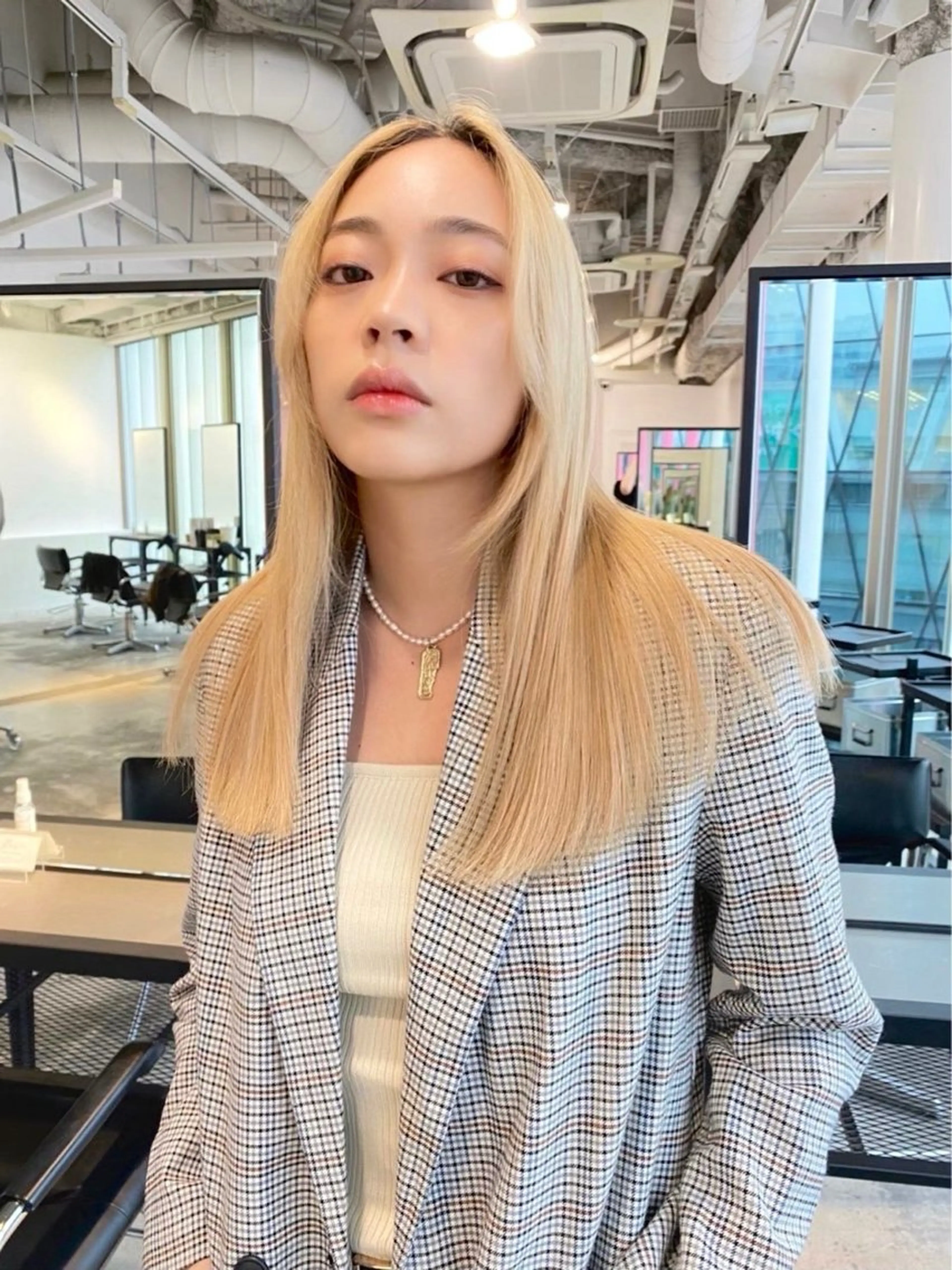 ミディアム カラー ベージュカラー ミルクティーベージュ ヘアカラー トリートメント 透明感ブリーチ ハイトーンウエダのヘアスタイル