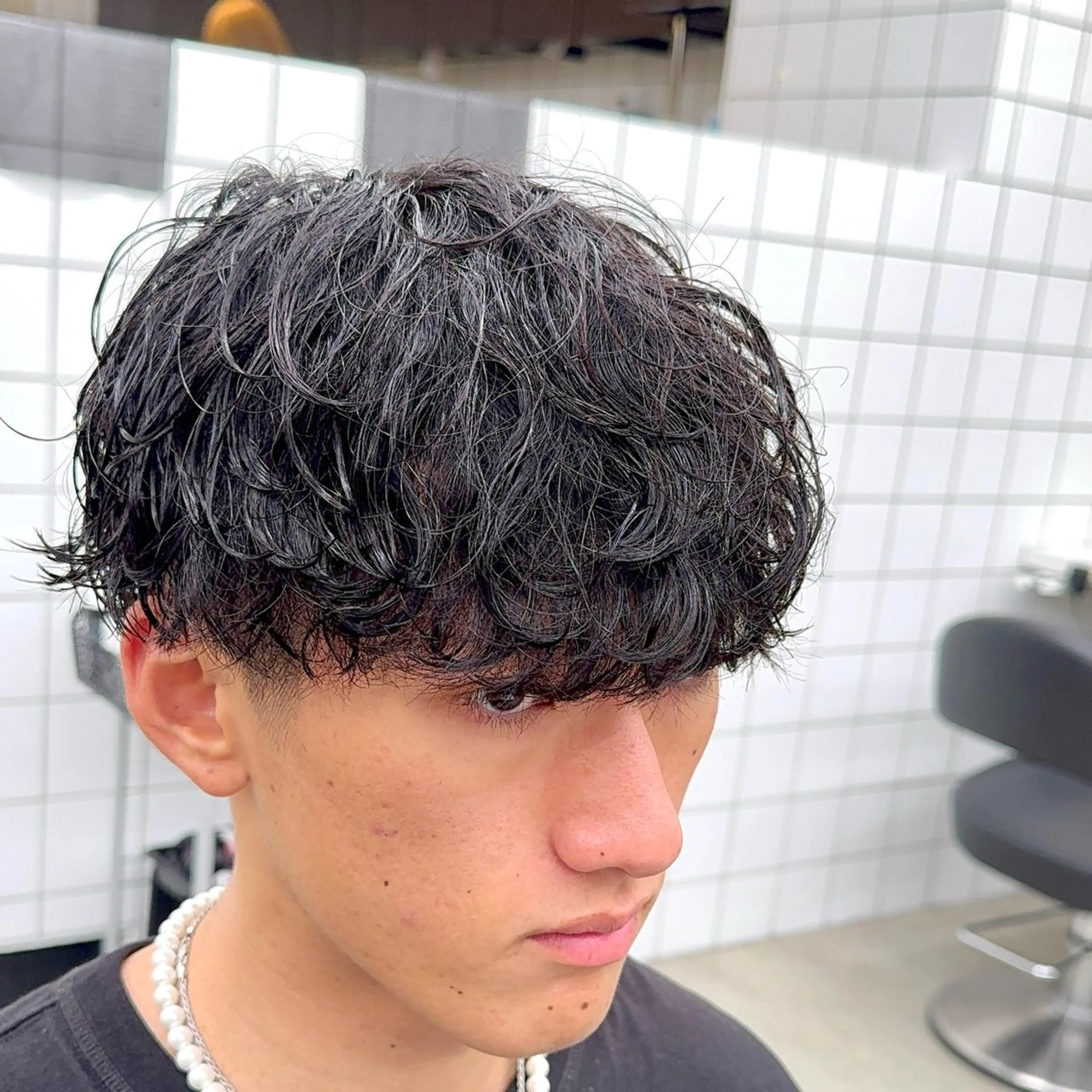 ショート パーマ ヘアアレンジ メンズ メンズパーマ 波巻きパーマ 顔まわりカット の達人のヘアスタイル