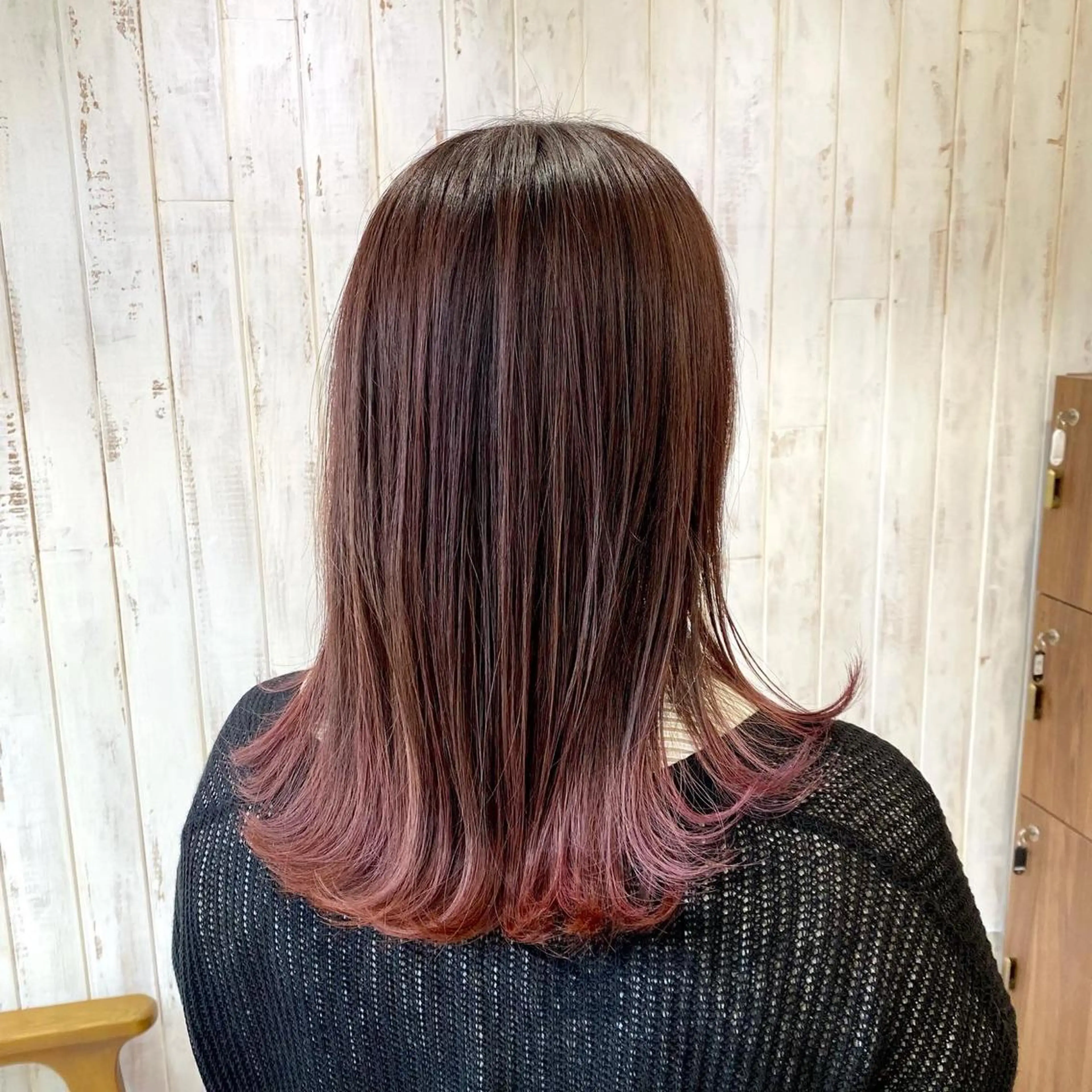 セミロング カラー ブリーチ ボルドーカラー グラデーションカラー ハイライトカラー ピンクカラー やじま ひろこのヘアスタイル