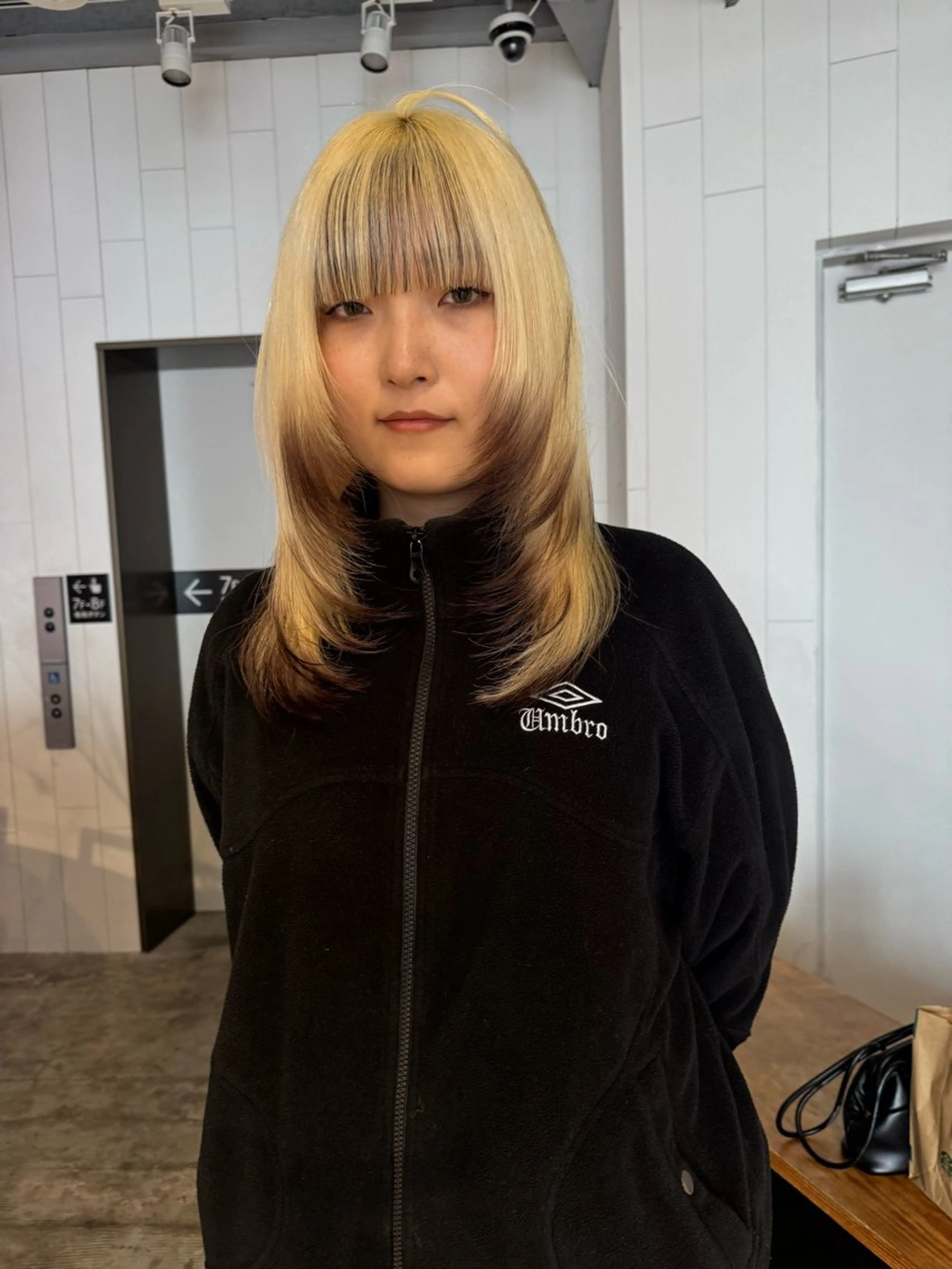 セミロング ALBUM IKEBUKURO所属・レイヤーカット ブリーチカラーのヘアスタイル