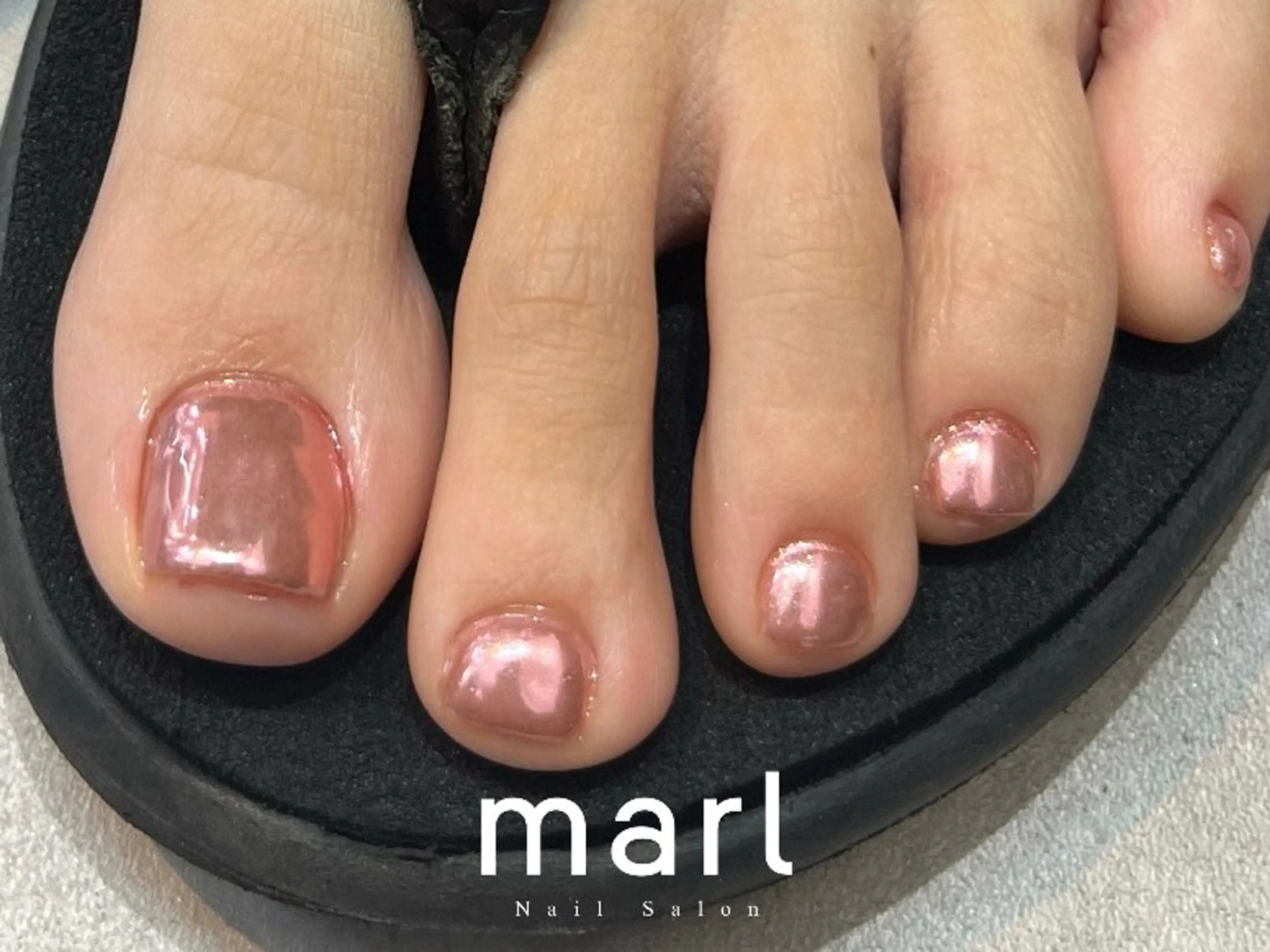 ネイル ホワイト フットネイル nue -Msisnail&eyebrow-【ムー】所属・nue【ムー】 SUZUKAのネイルデザイン