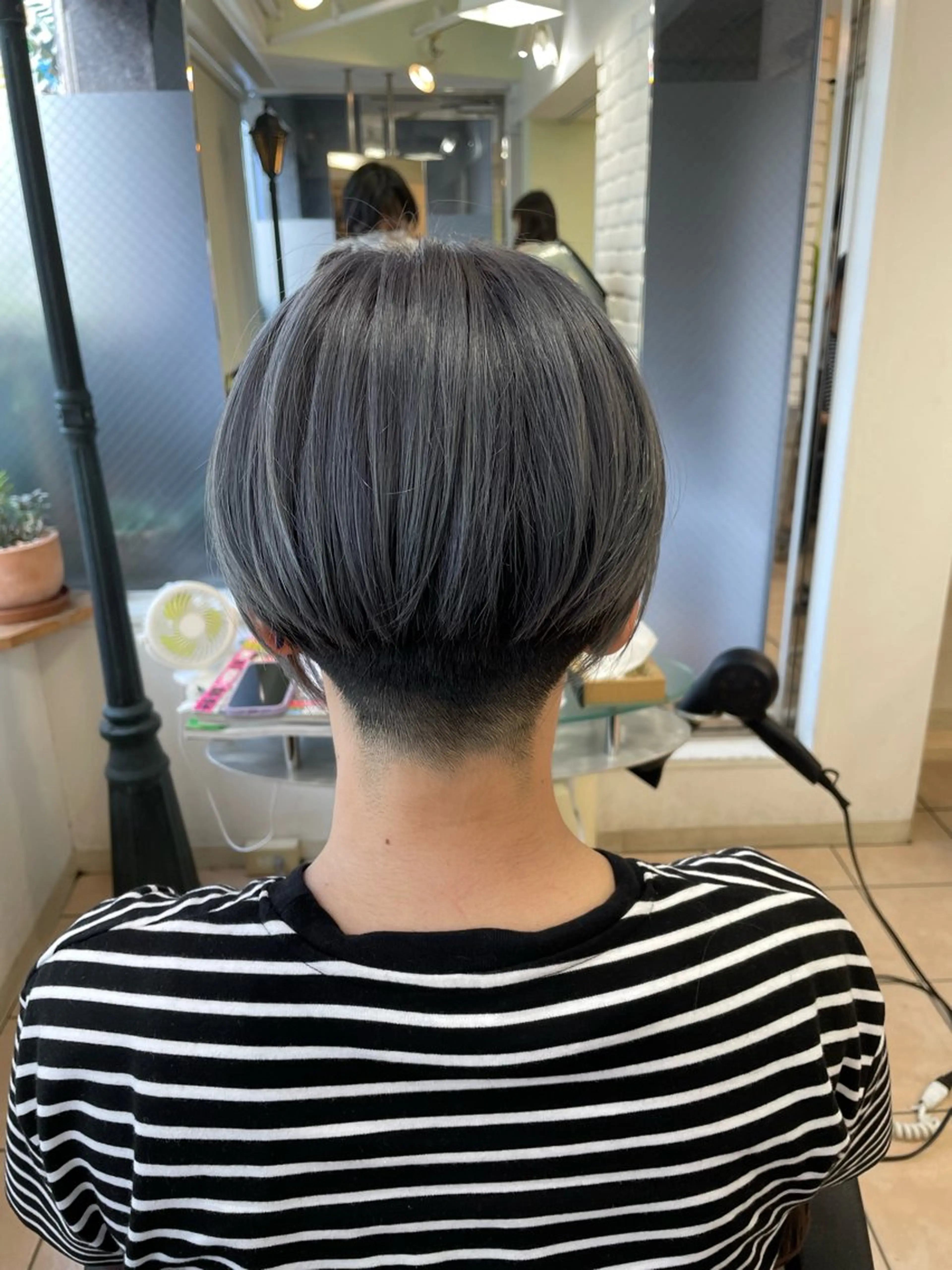 ショート カラー ブルーカラー ブルーグレー イルミナカラー カット ヘアカラー 宗村  嘉哉のヘアスタイル