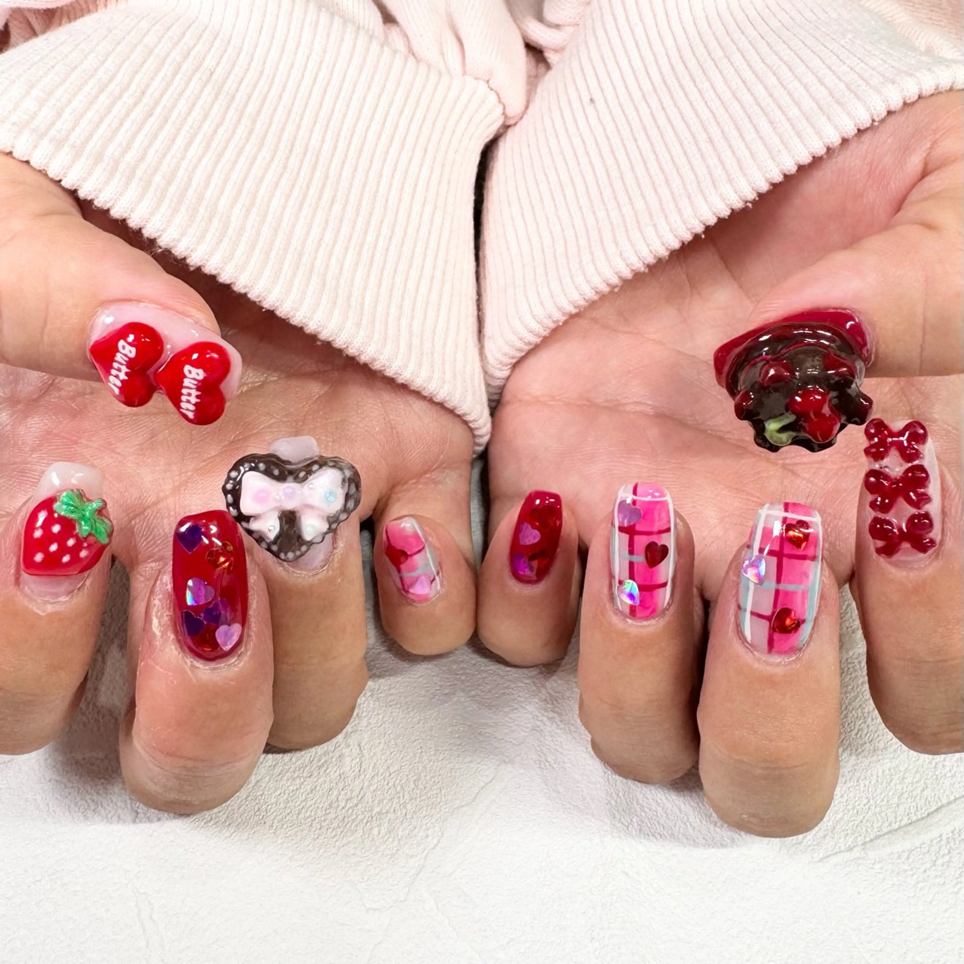 ネイル バレンタイン ハンドネイル RIEKO🍒 ワンホン♡推しネイルのネイルデザイン