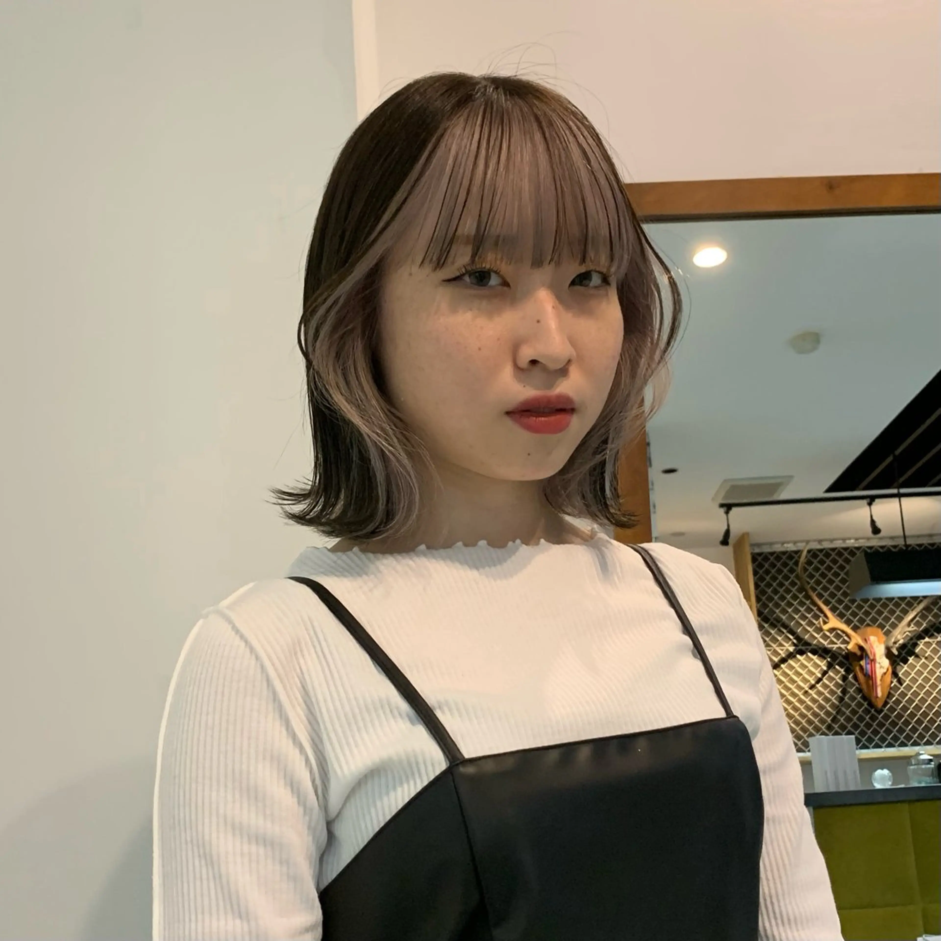 カラー ブリーチ インナーカラー シルバー ホワイトシルバー BUDDY HAIR Leap所属・的場 莉音のヘアスタイル