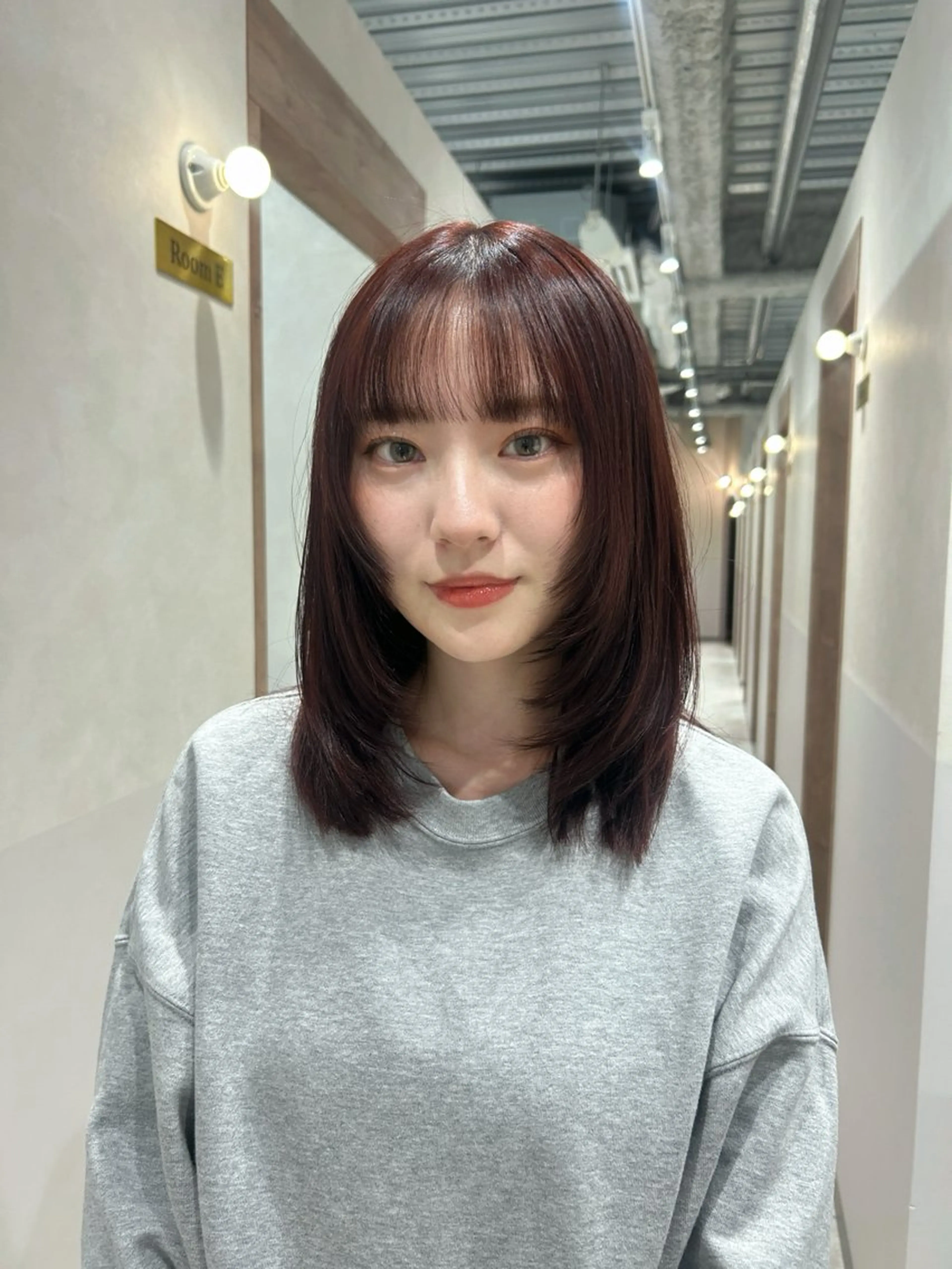 セミロング カラー ブリーチ ボルドーカラー ヘアカラー トリートメント SALOWIN栄 三丁目 木戸里実のヘアスタイル