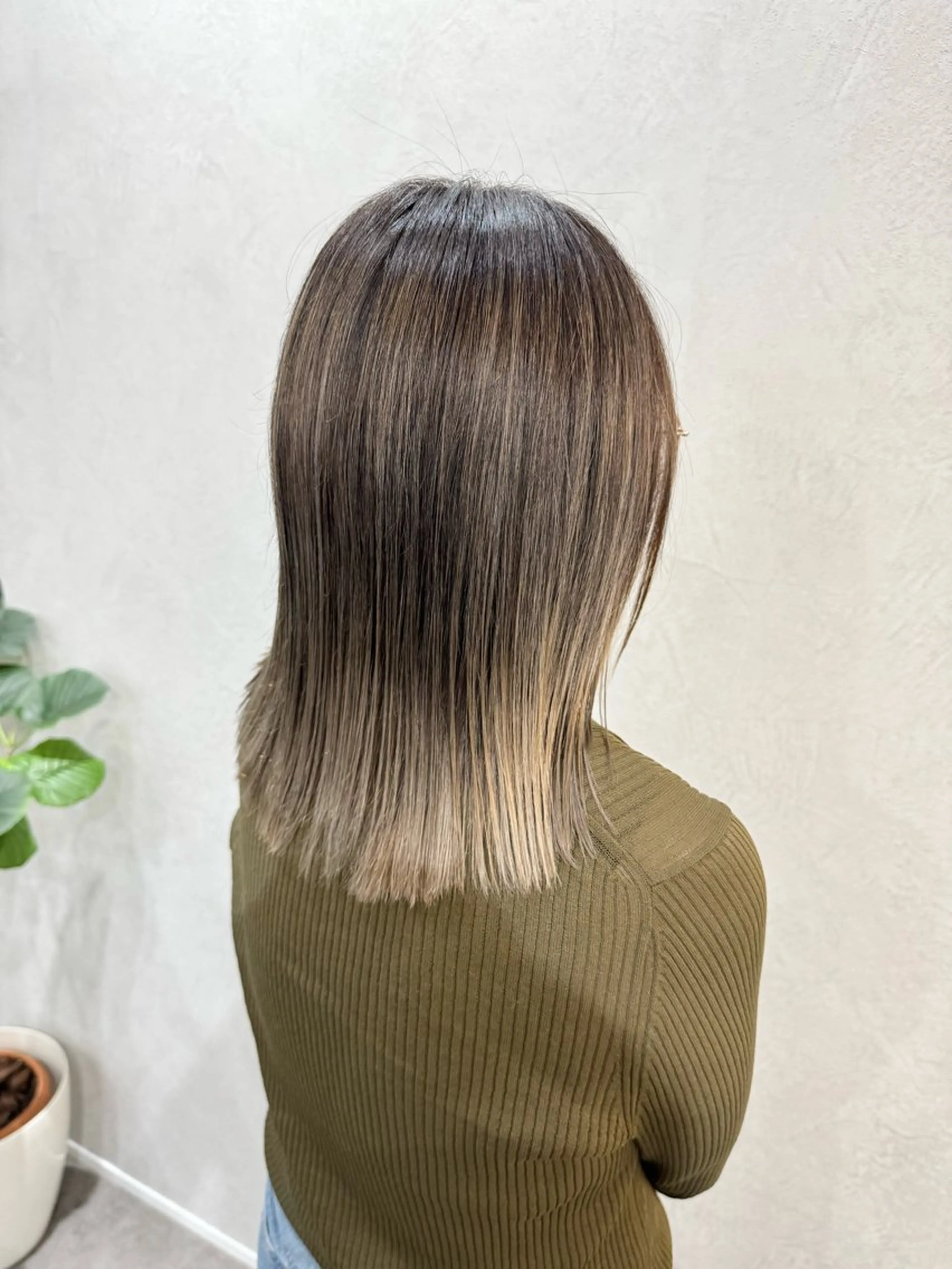 ミディアム カラー バレイヤージュ ベージュカラー ブロンド ホワイトベージュ ホワイトブロンド カット ヘアカラー トリートメント Salon de Qualia(サロンドクオリア)所属・ハイトーン/外国人風 カラー/メンズパーマのヘアスタイル