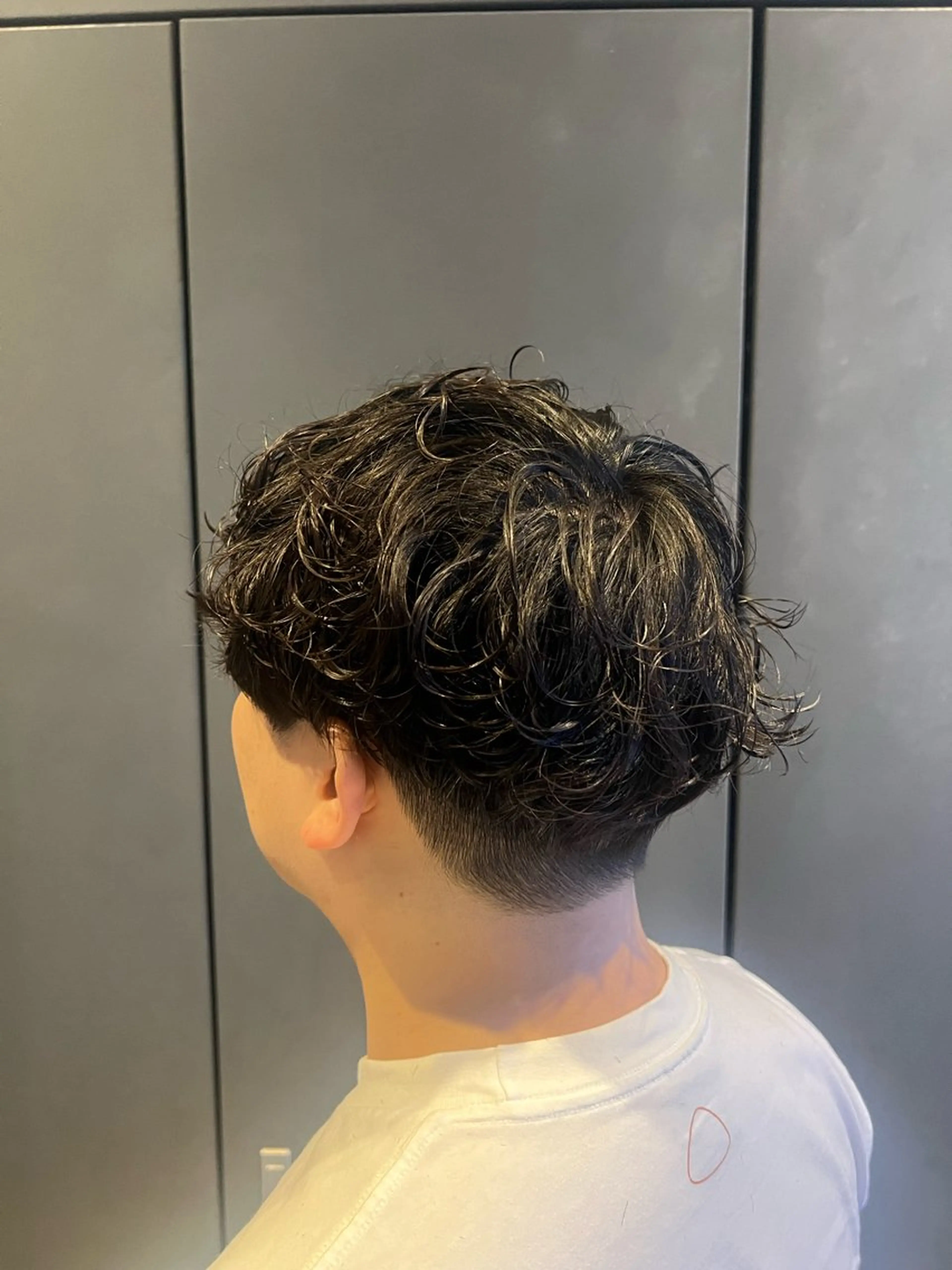 メンズ ダブルカラー寒色系 ボリューム改善ハヤトのヘアスタイル