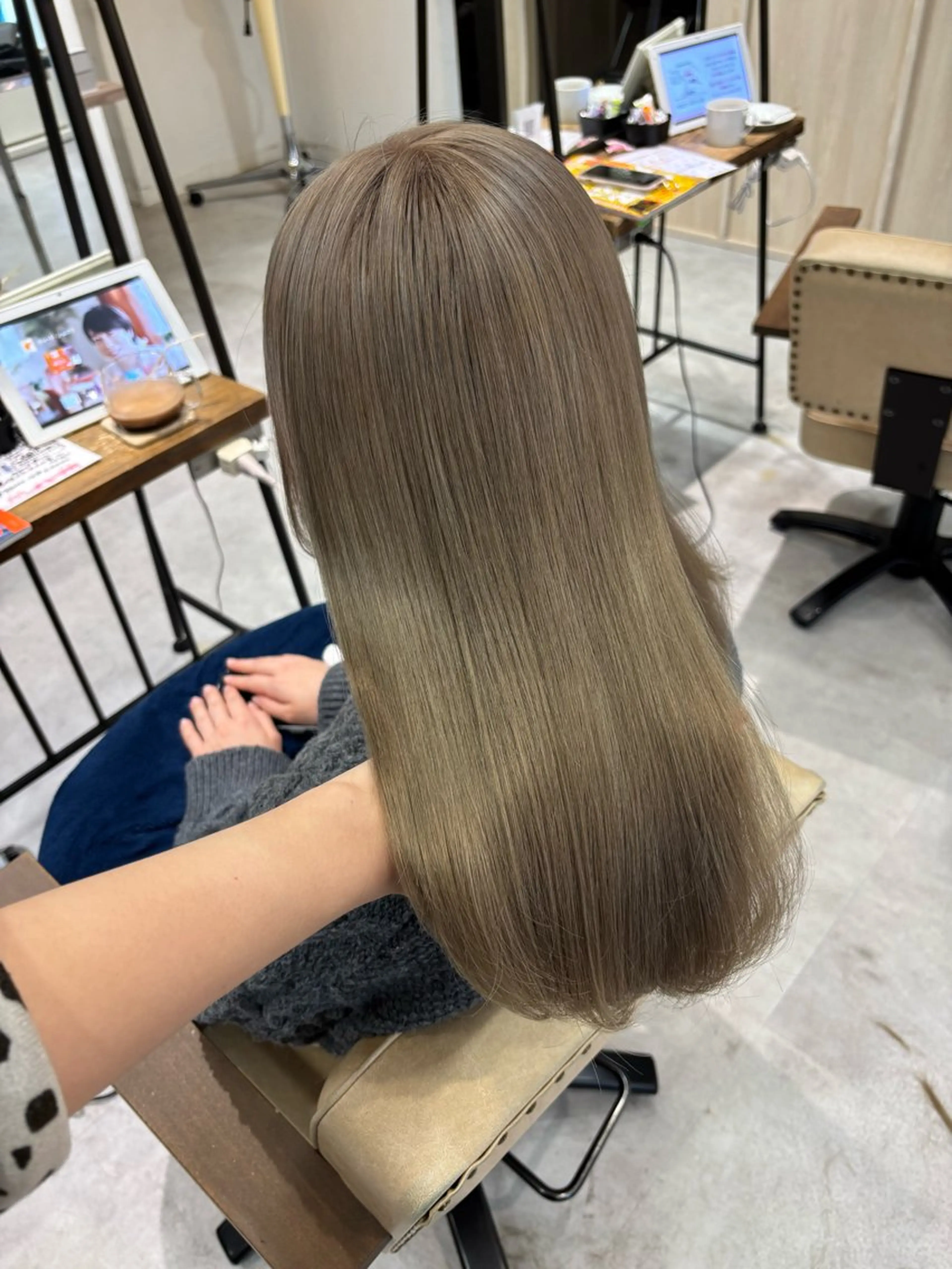 セミロング カラー ヘアカラー トリートメント 井上 真子のヘアスタイル