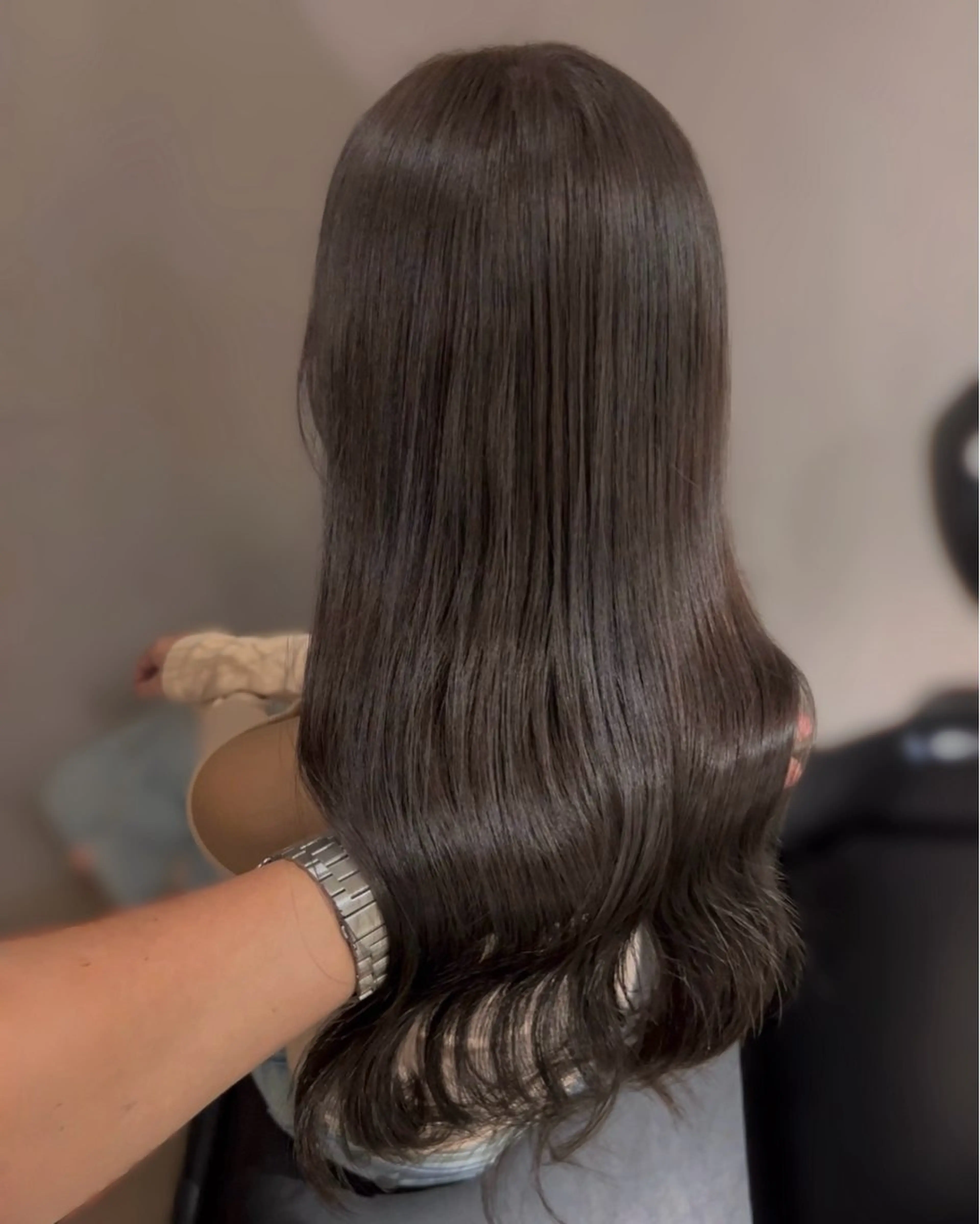 ロング カラー パーマ アッシュ アッシュグレー アッシュグレージュ ベージュカラー ブリーチ カット ヘアカラー トリートメント ブリーチなし/ ベージュ/akiraのヘアスタイル