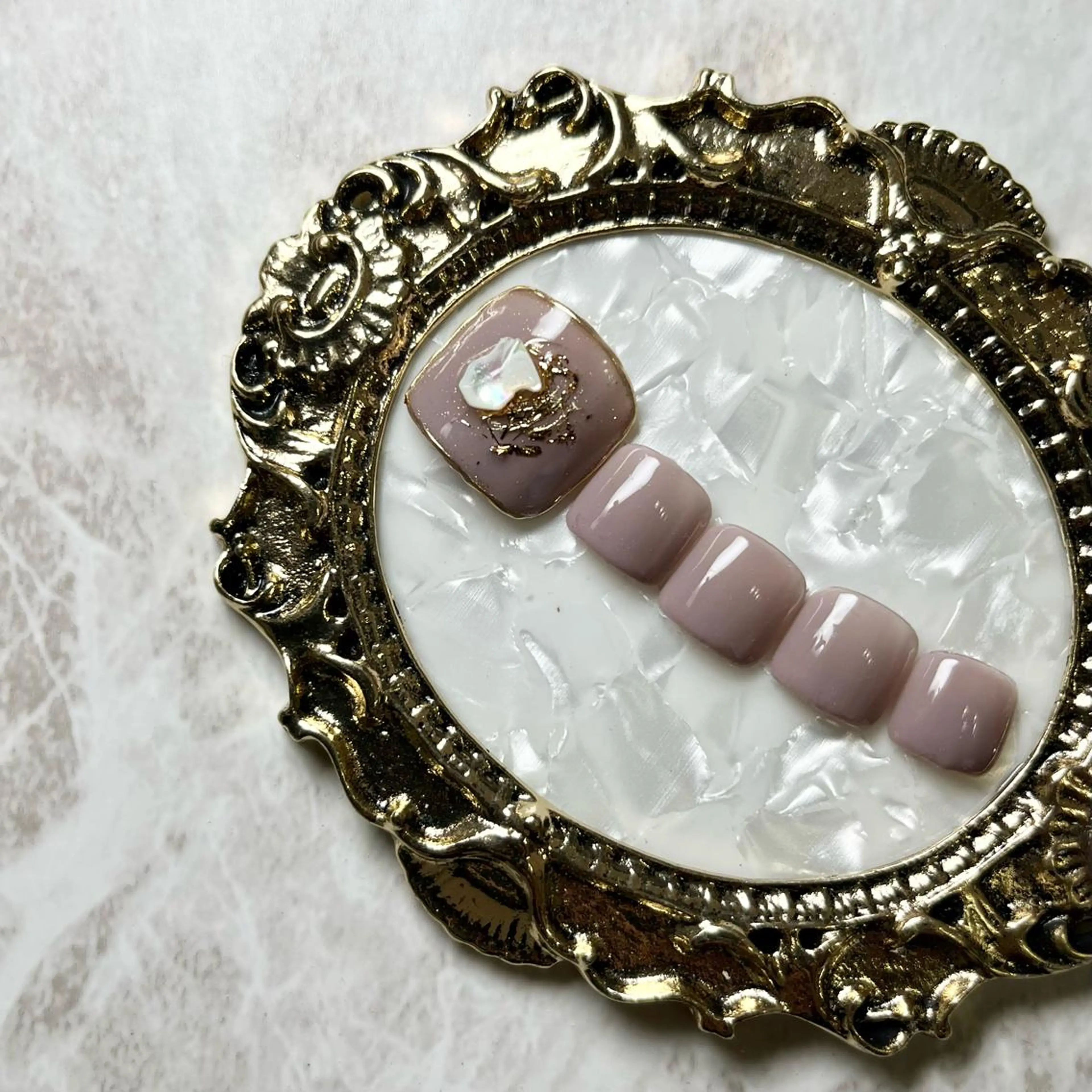 ネイル フットネイル フレンチネイル ジェルネイル ラメ(グリッター) ラメグラデーション NEO Beauty Salon所属・𝐍𝐄𝐎 𝐉𝐔𝐑𝐈のネイルデザイン