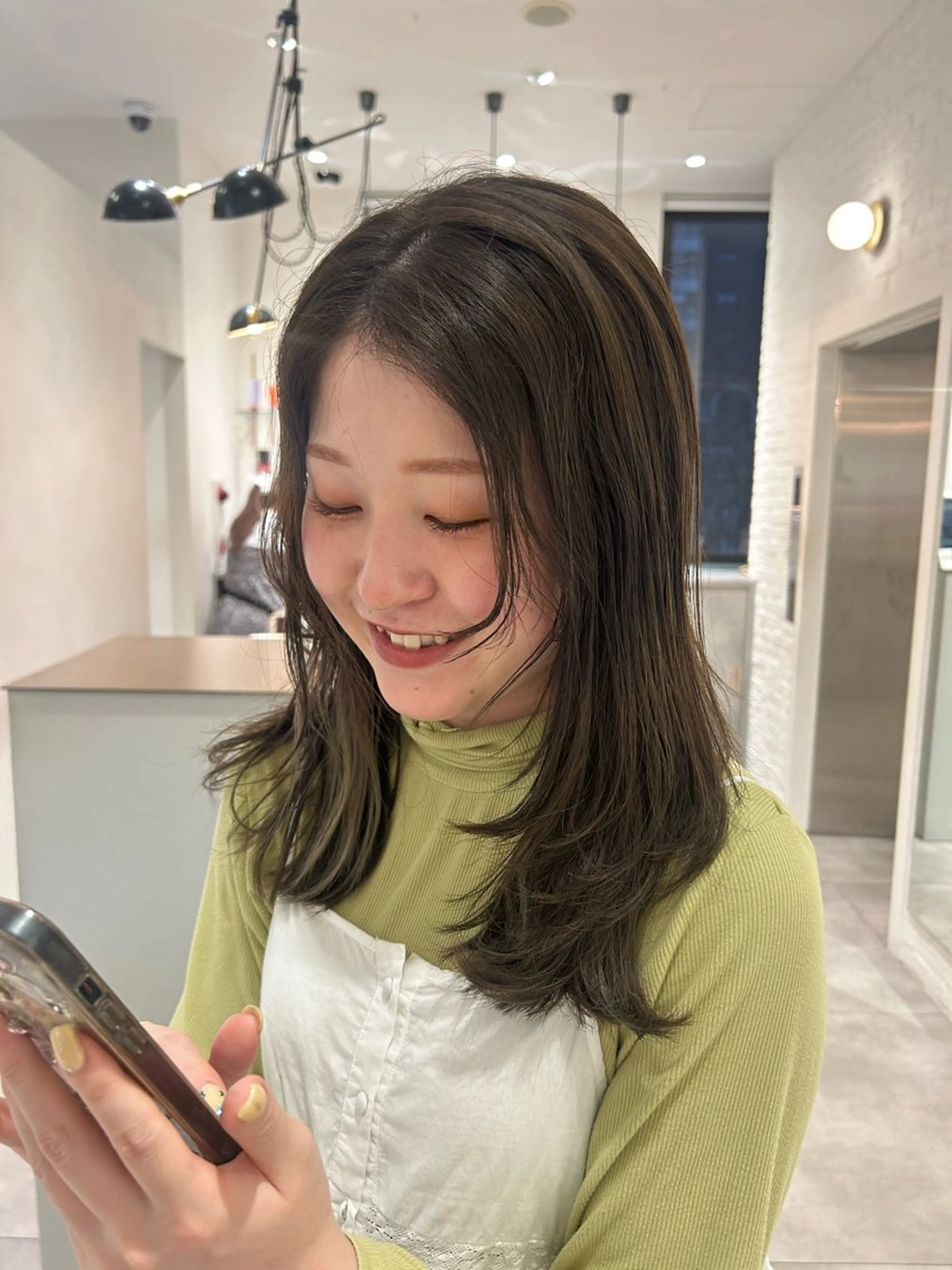 セミロング カラー ベージュカラー ブリーチ ブリーチなしカラー オリーブベージュ オリーブベージュ/ ブリーチなし透明感のヘアスタイル