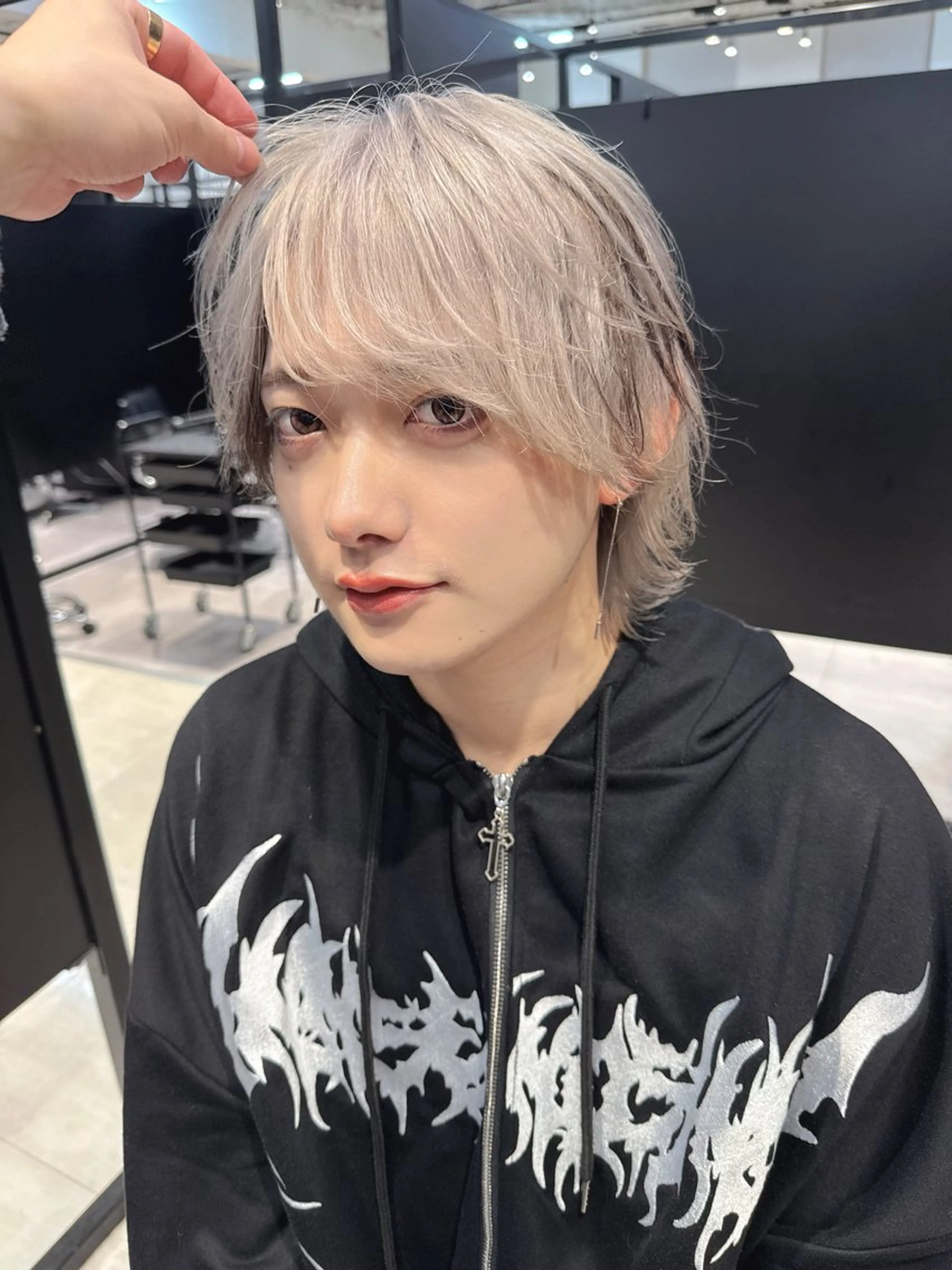 カラー メンズ メンズブリーチ センターパート メンズ就活ヘア マッシュウルフ マッシュ カット メンズカットカラー 心斎橋/松平和樹のヘアスタイル